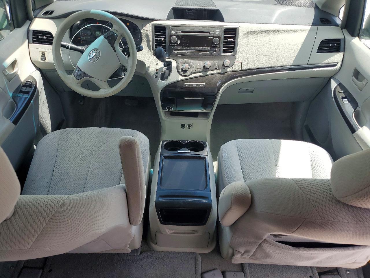 2011 TOYOTA SIENNA