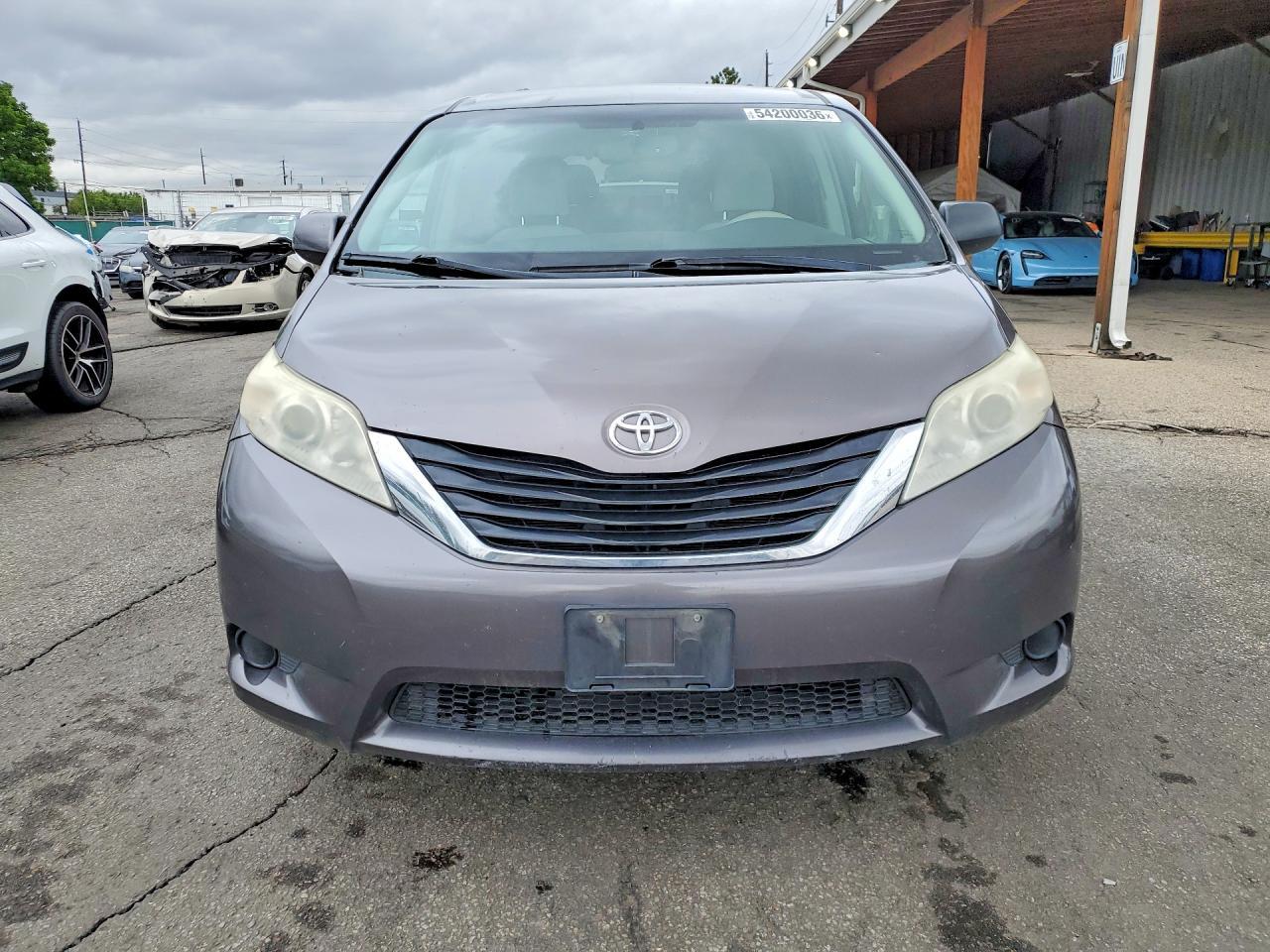 2011 TOYOTA SIENNA