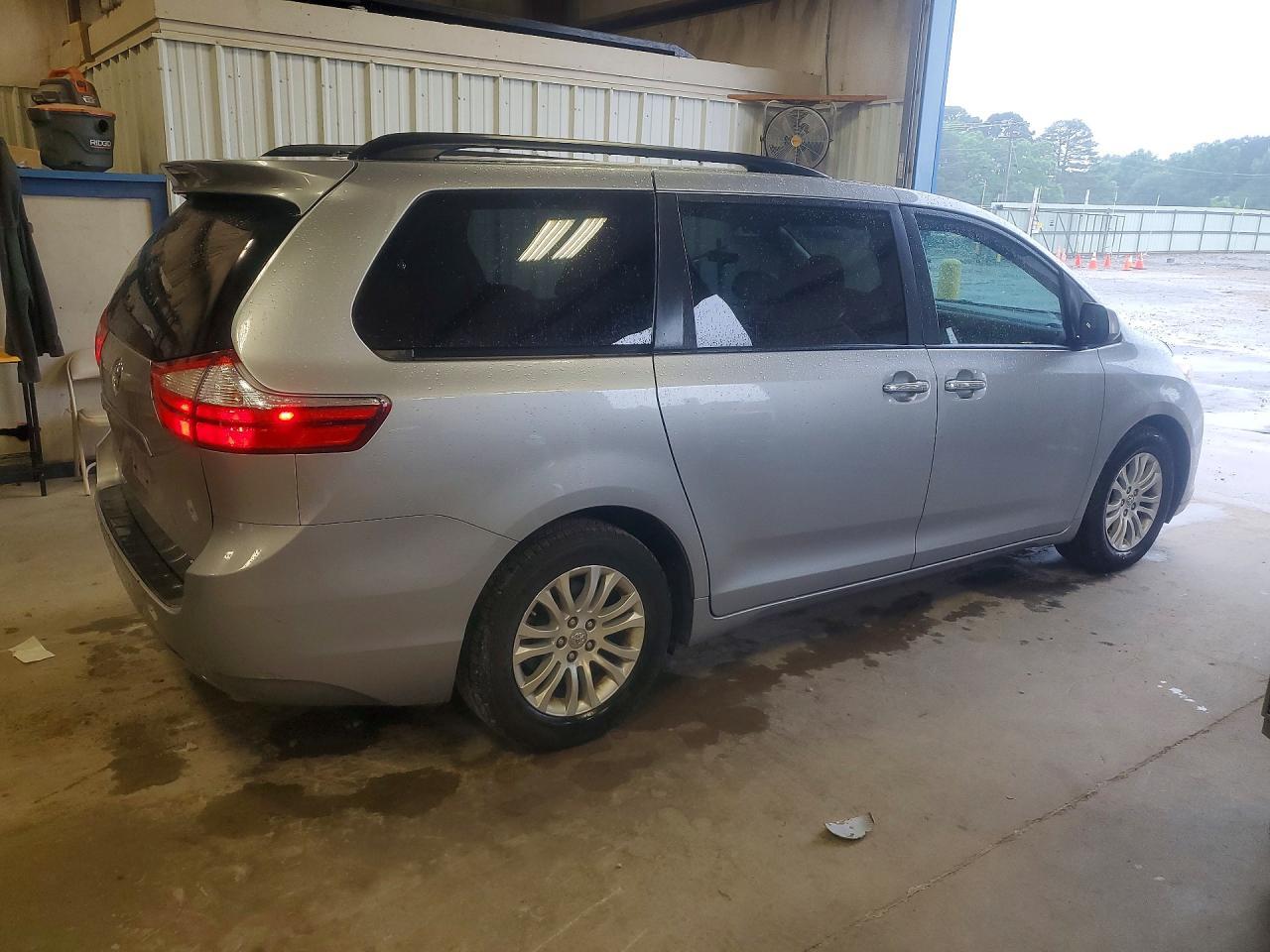 2017 TOYOTA SIENNA