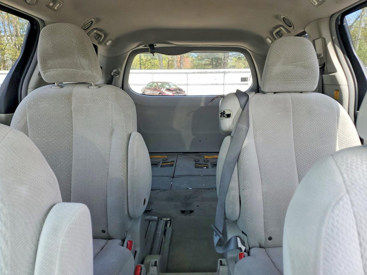2011 TOYOTA SIENNA