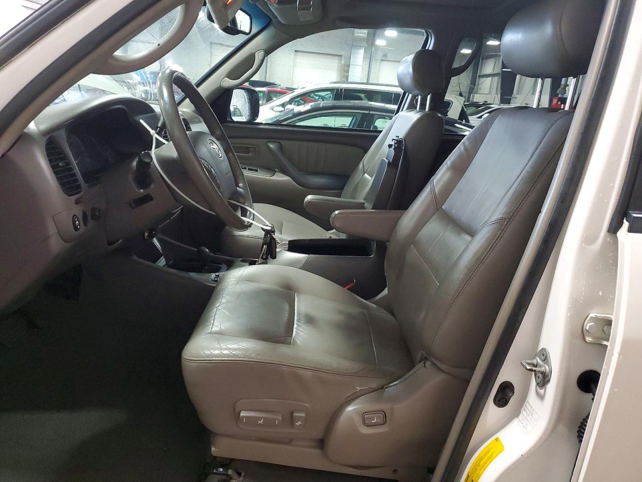 2004 TOYOTA Sequoia
