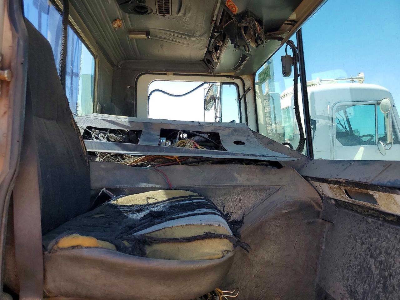 2005 MACK Mr688p