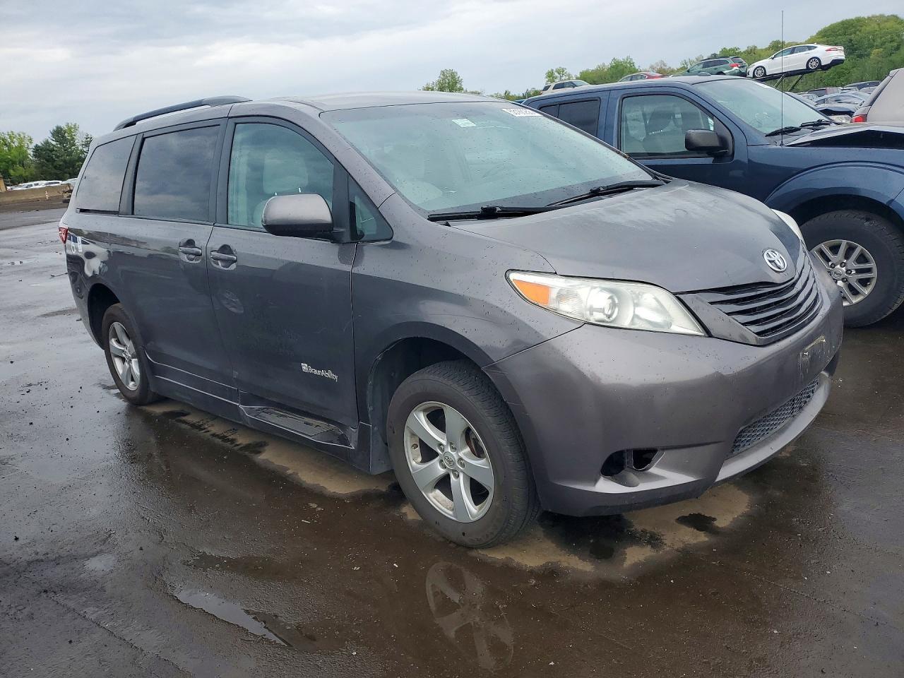 2016 TOYOTA SIENNA
