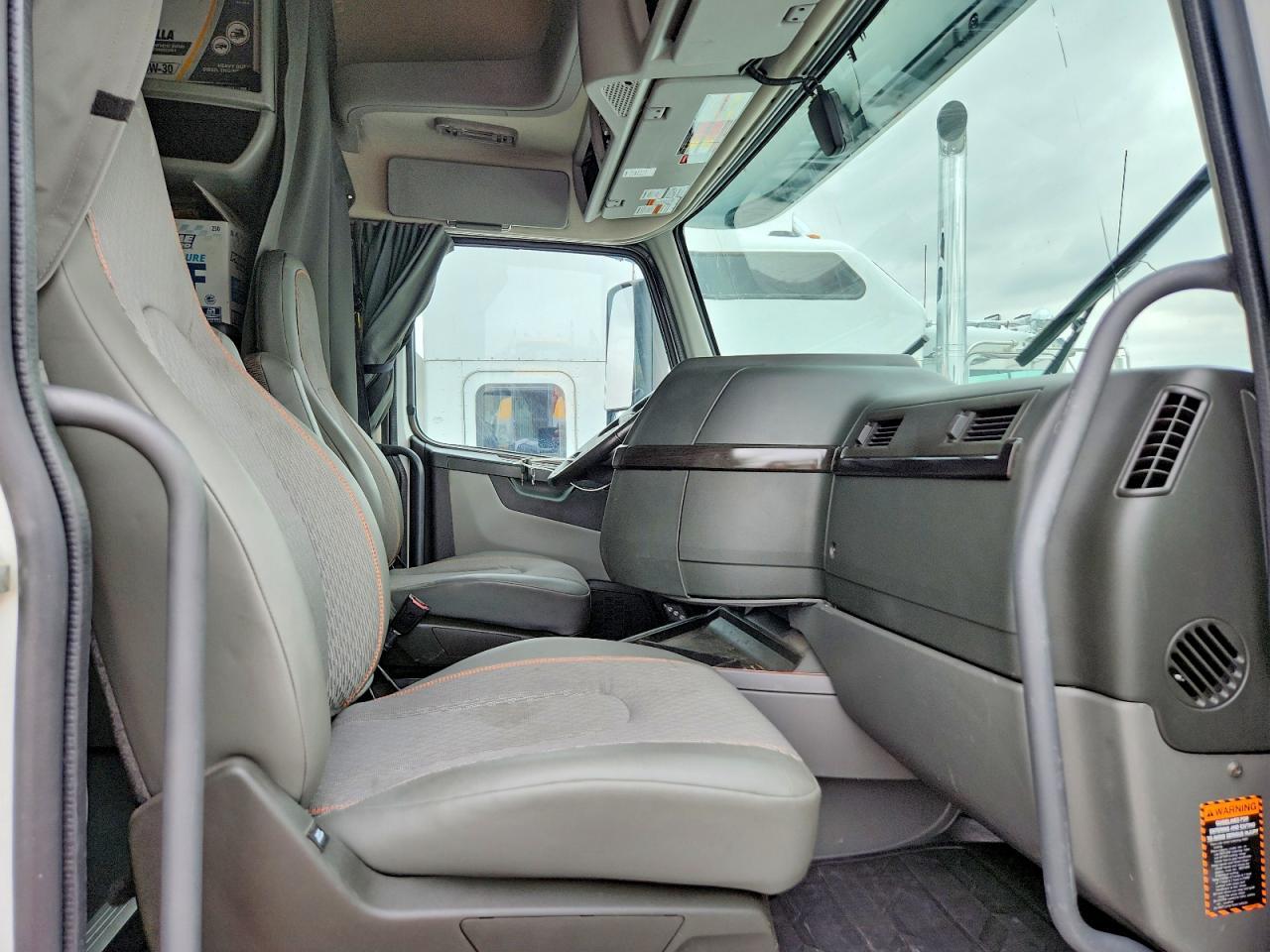 2024 VOLVO VNR