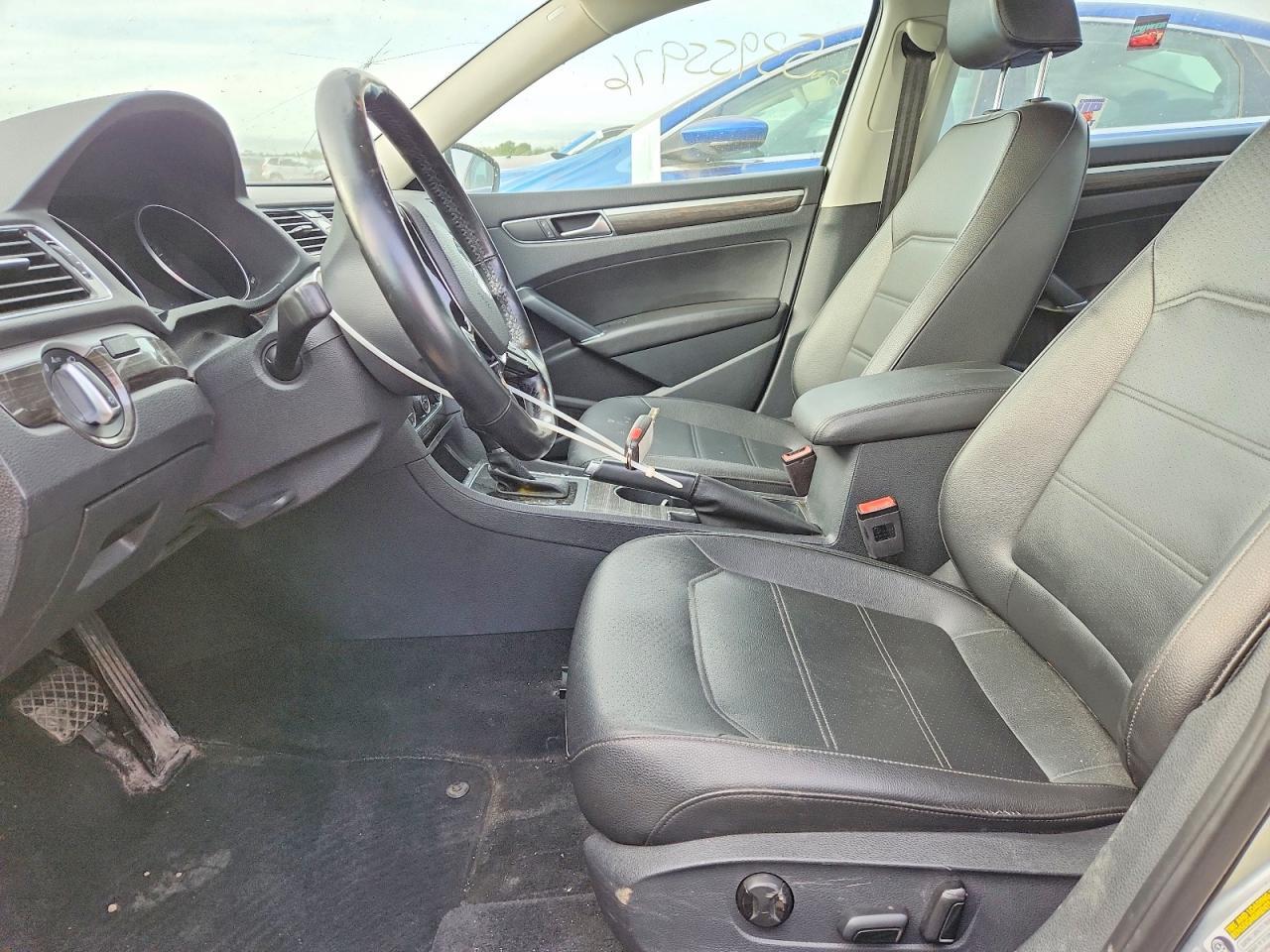 2016 VOLKSWAGEN Passat