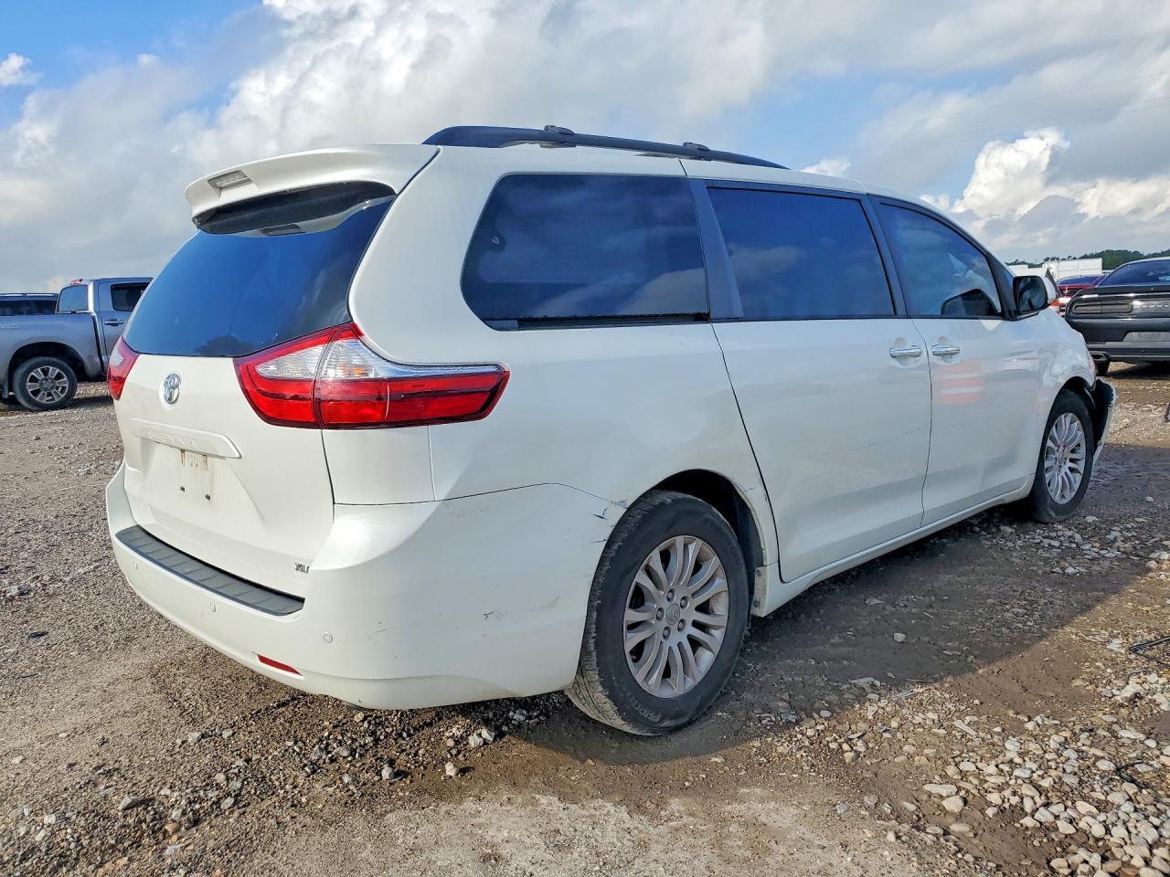 2017 TOYOTA SIENNA