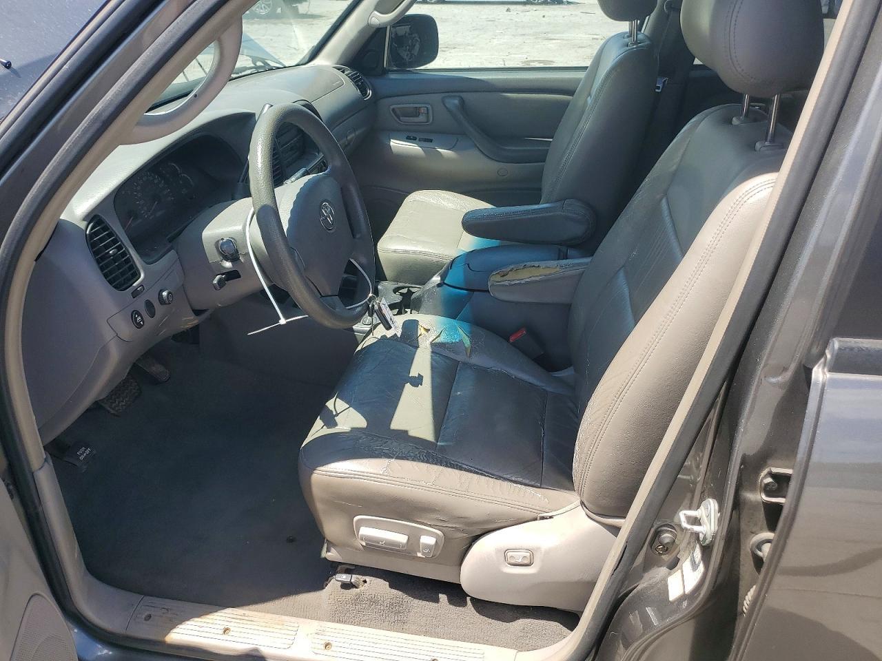 2004 TOYOTA Sequoia