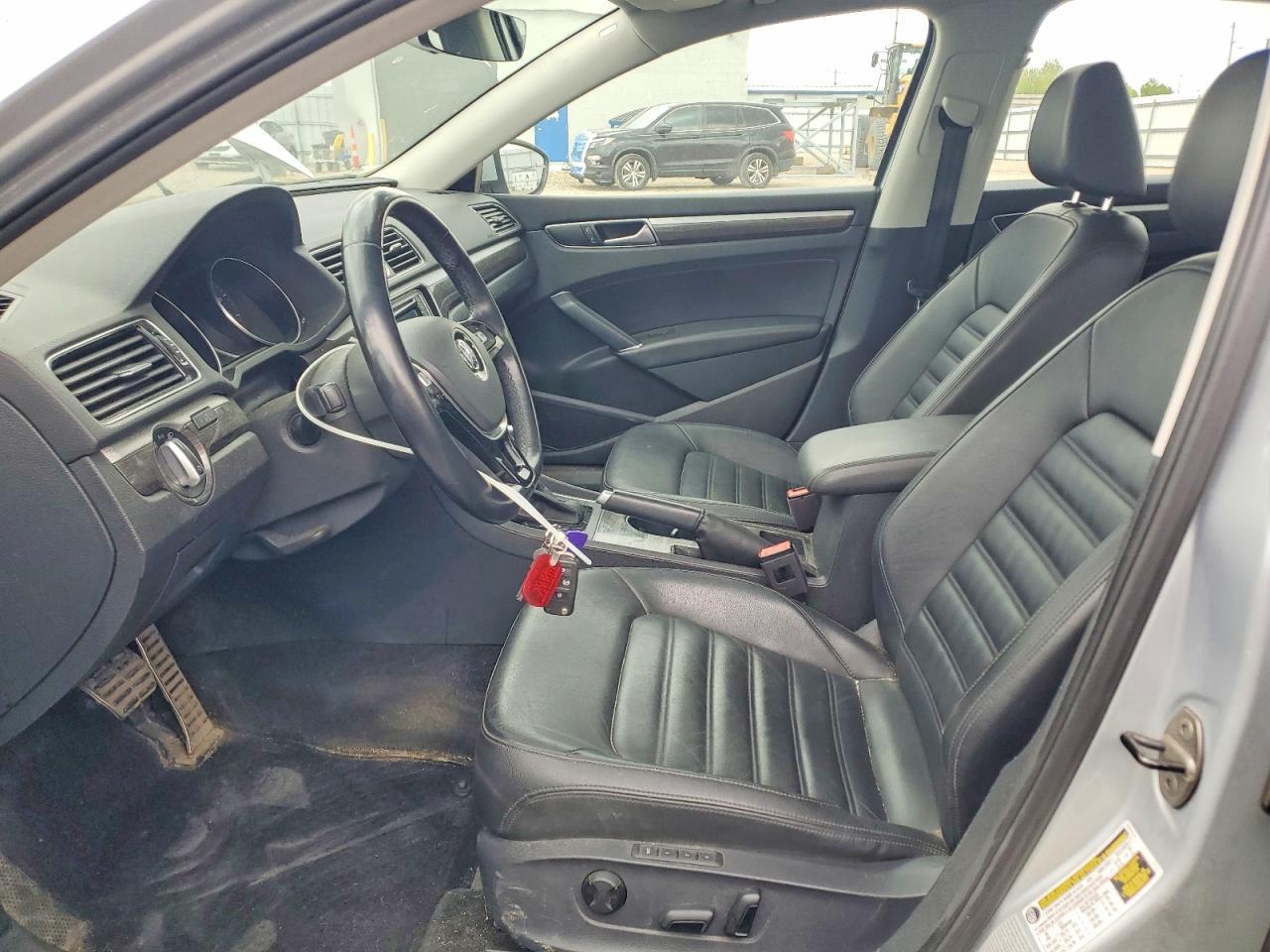 2016 VOLKSWAGEN Passat