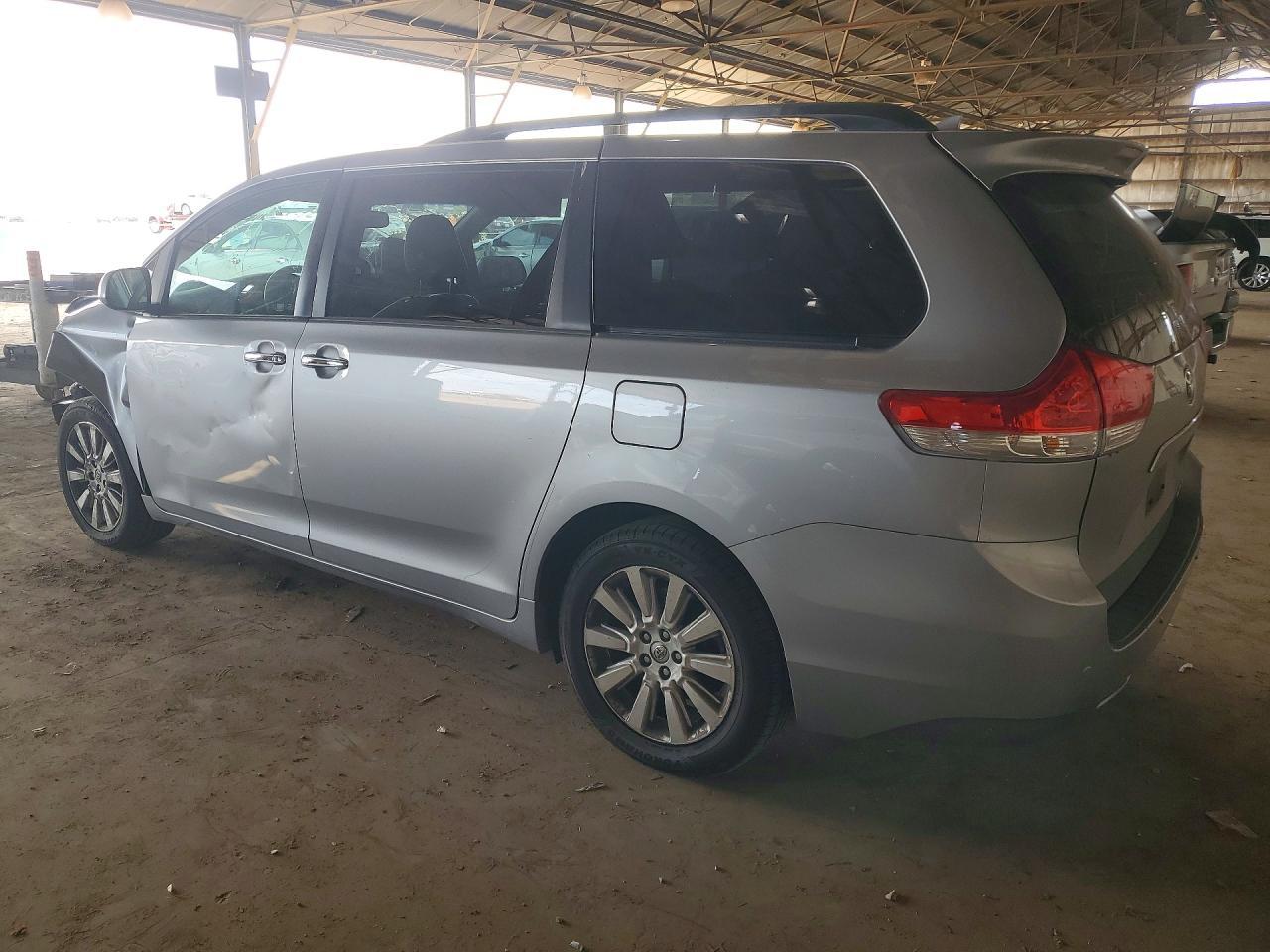 2013 TOYOTA SIENNA