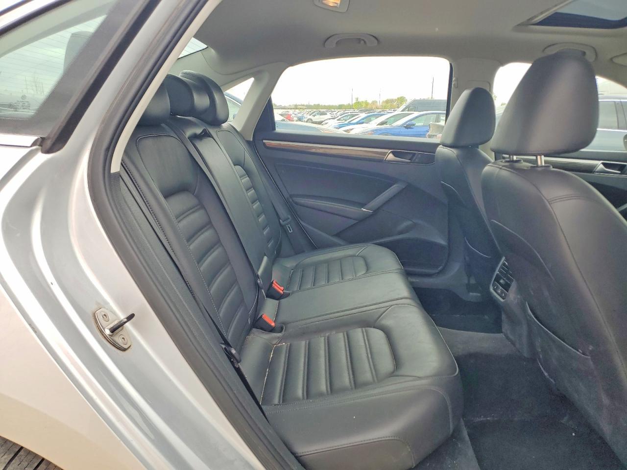 2016 VOLKSWAGEN Passat