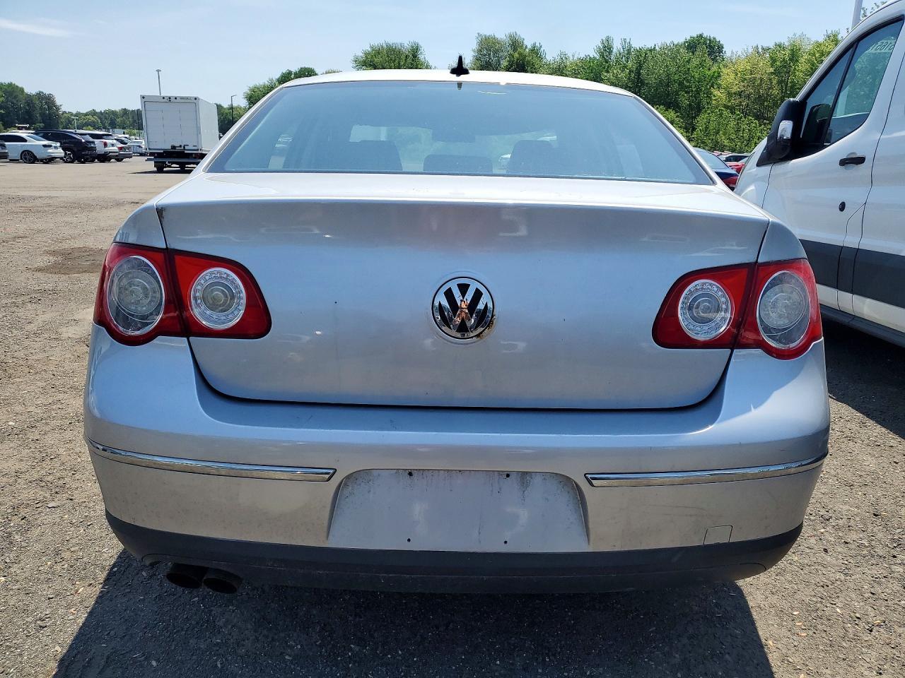 2010 VOLKSWAGEN Passat