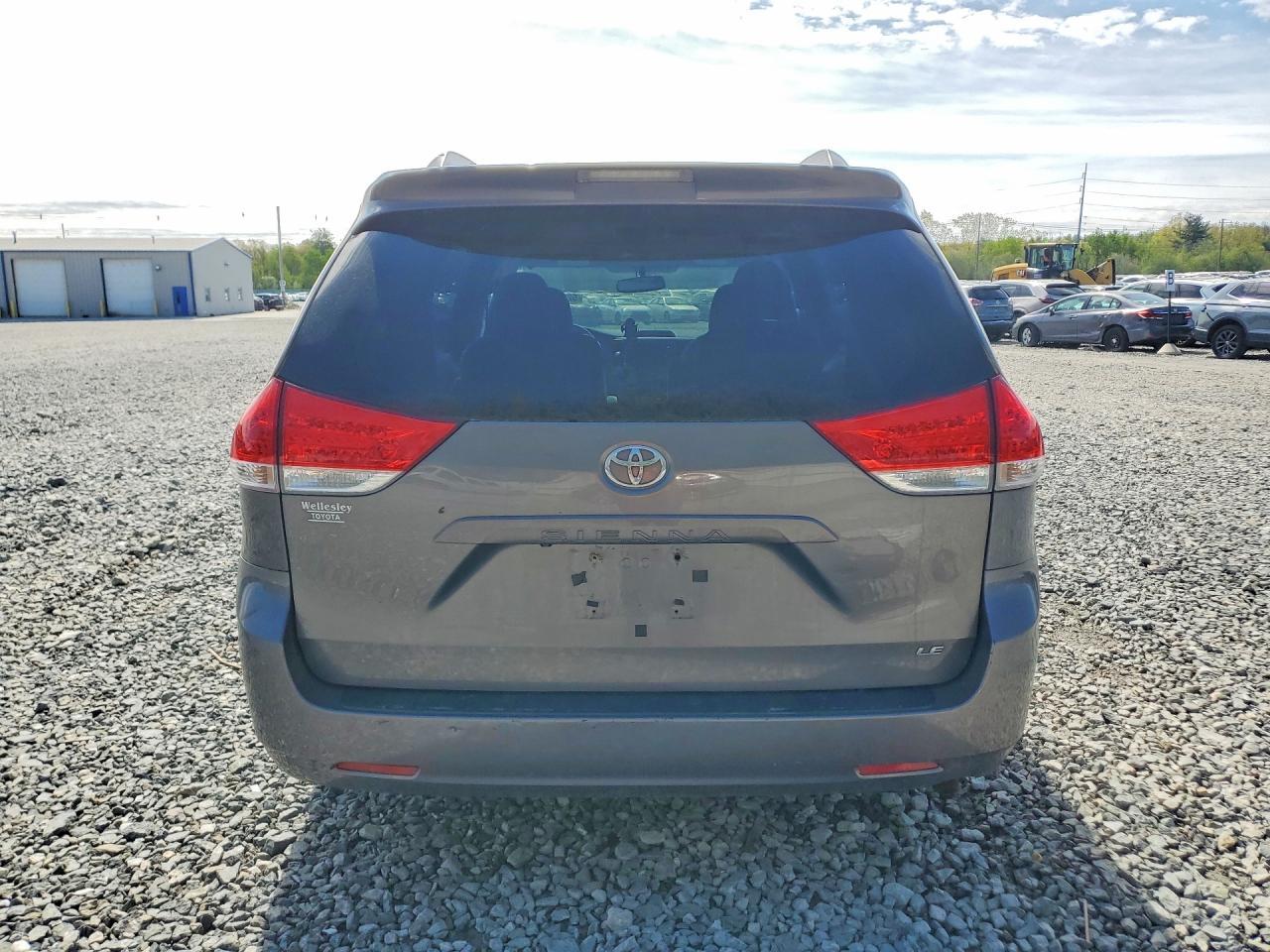 2011 TOYOTA SIENNA