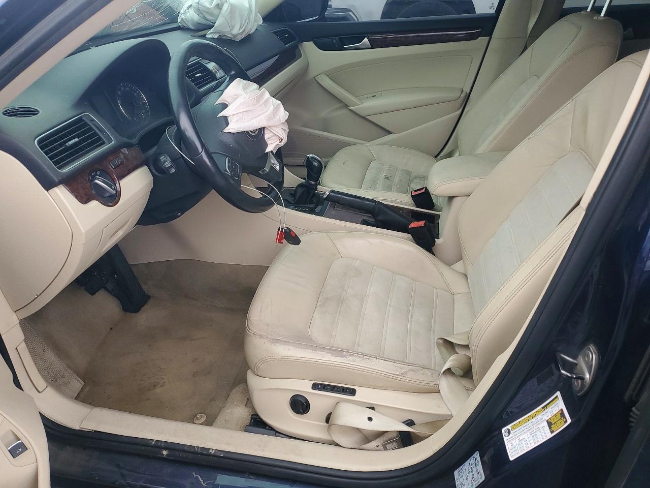 2012 VOLKSWAGEN Passat