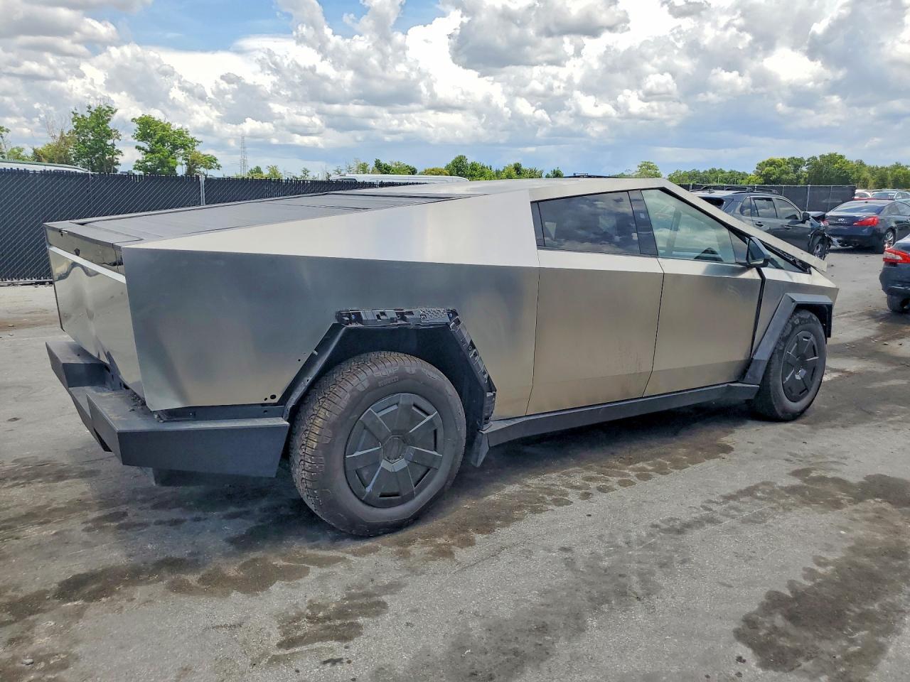 2025 TESLA Cybertruck