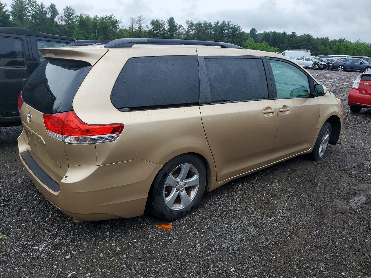 2012 TOYOTA SIENNA