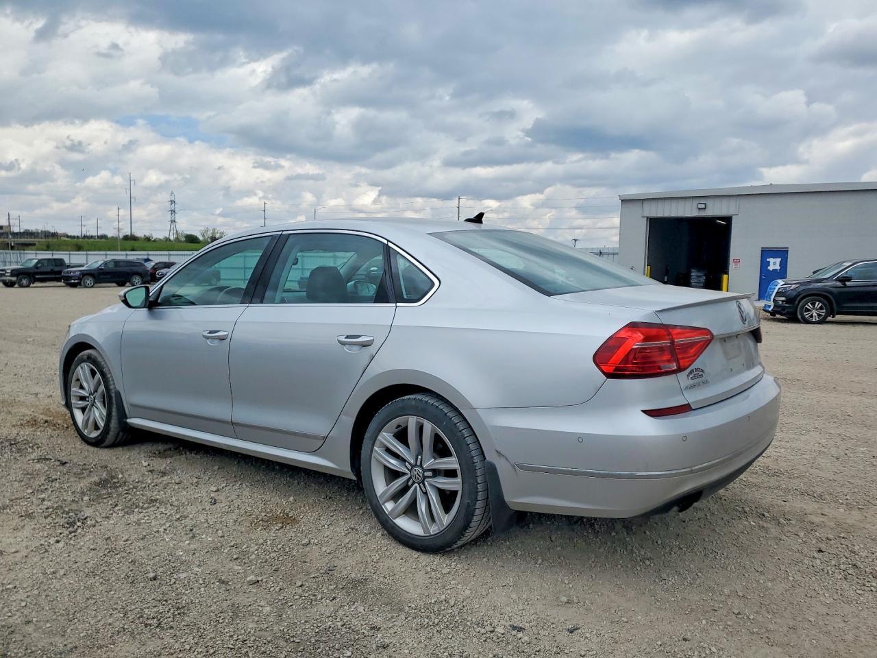 2016 VOLKSWAGEN Passat