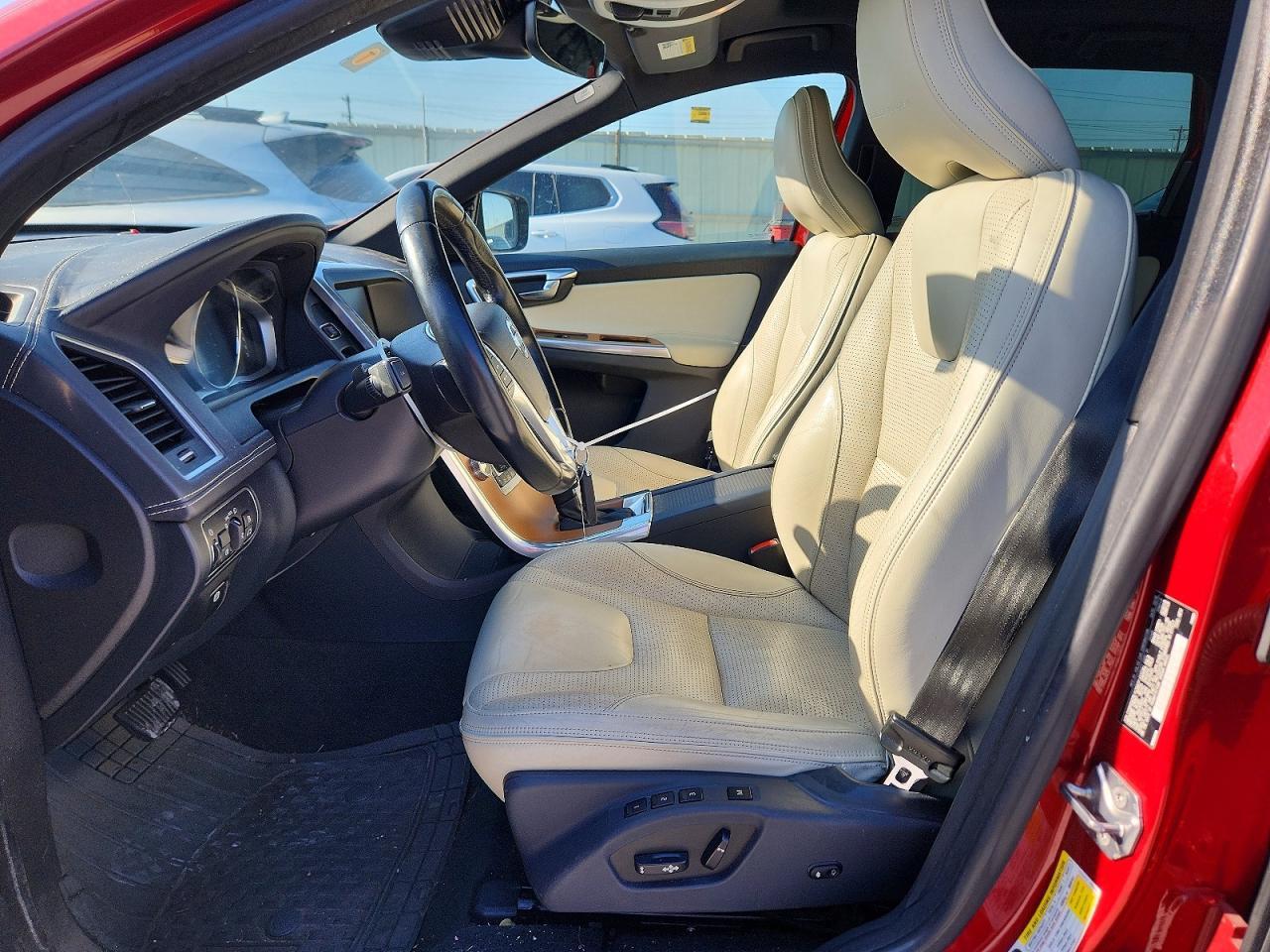 2015 VOLVO XC60