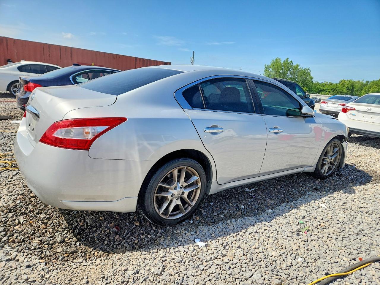 2011 NISSAN Maxima