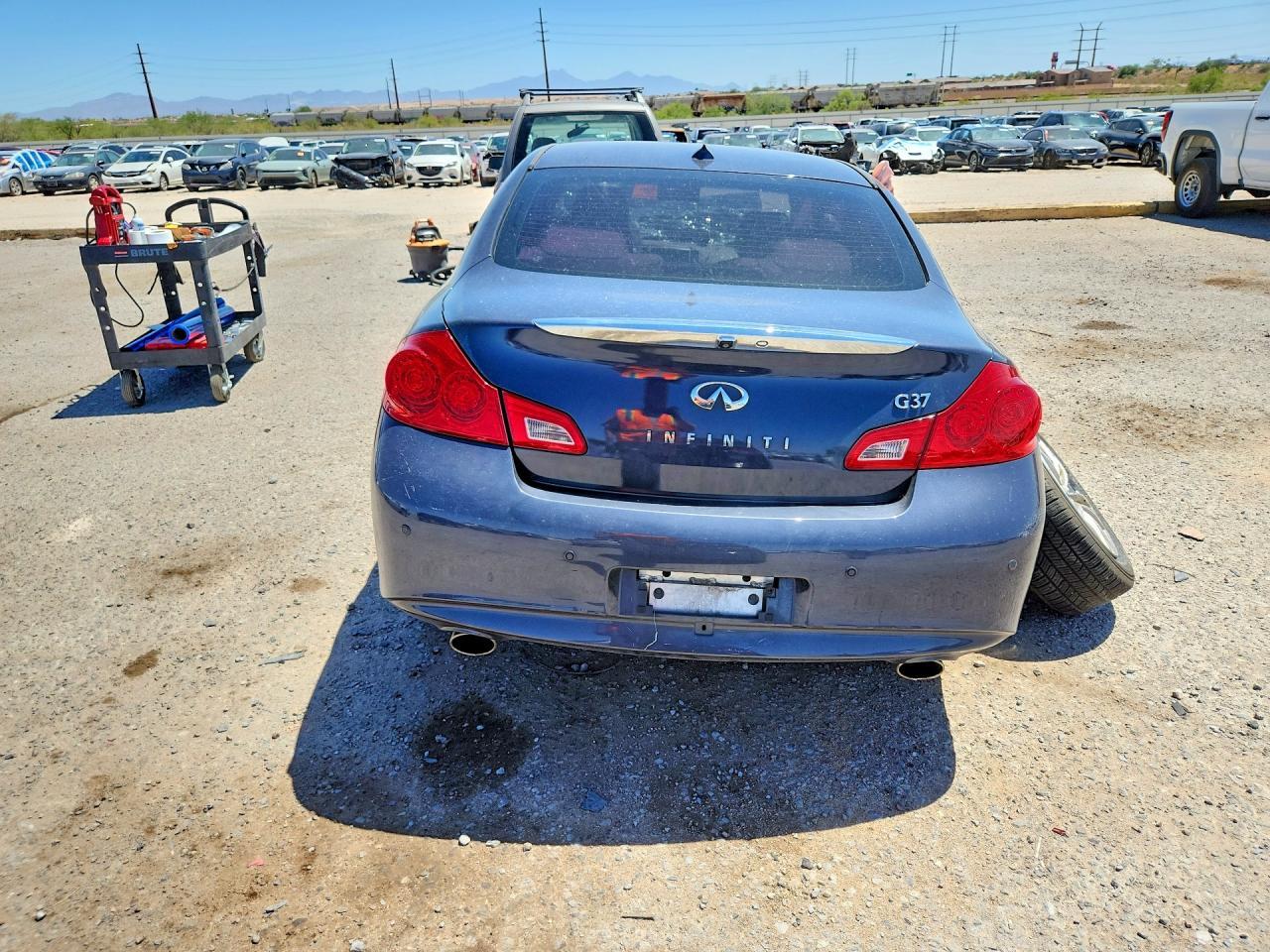 2011 INFINITI G37