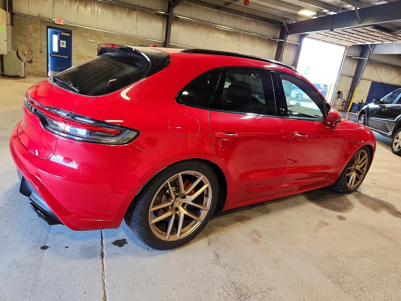 2025 PORSCHE Macan