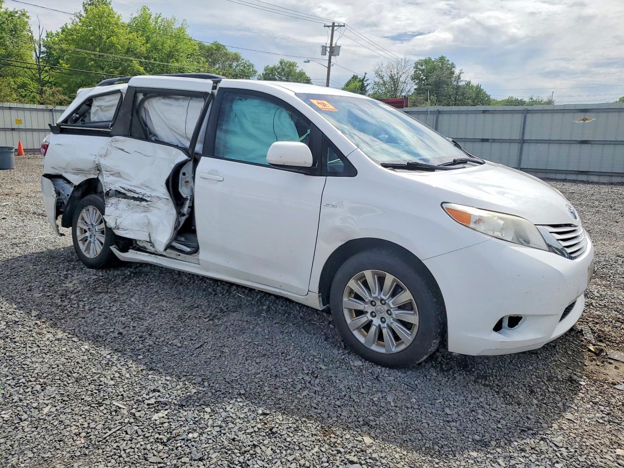 2016 TOYOTA SIENNA