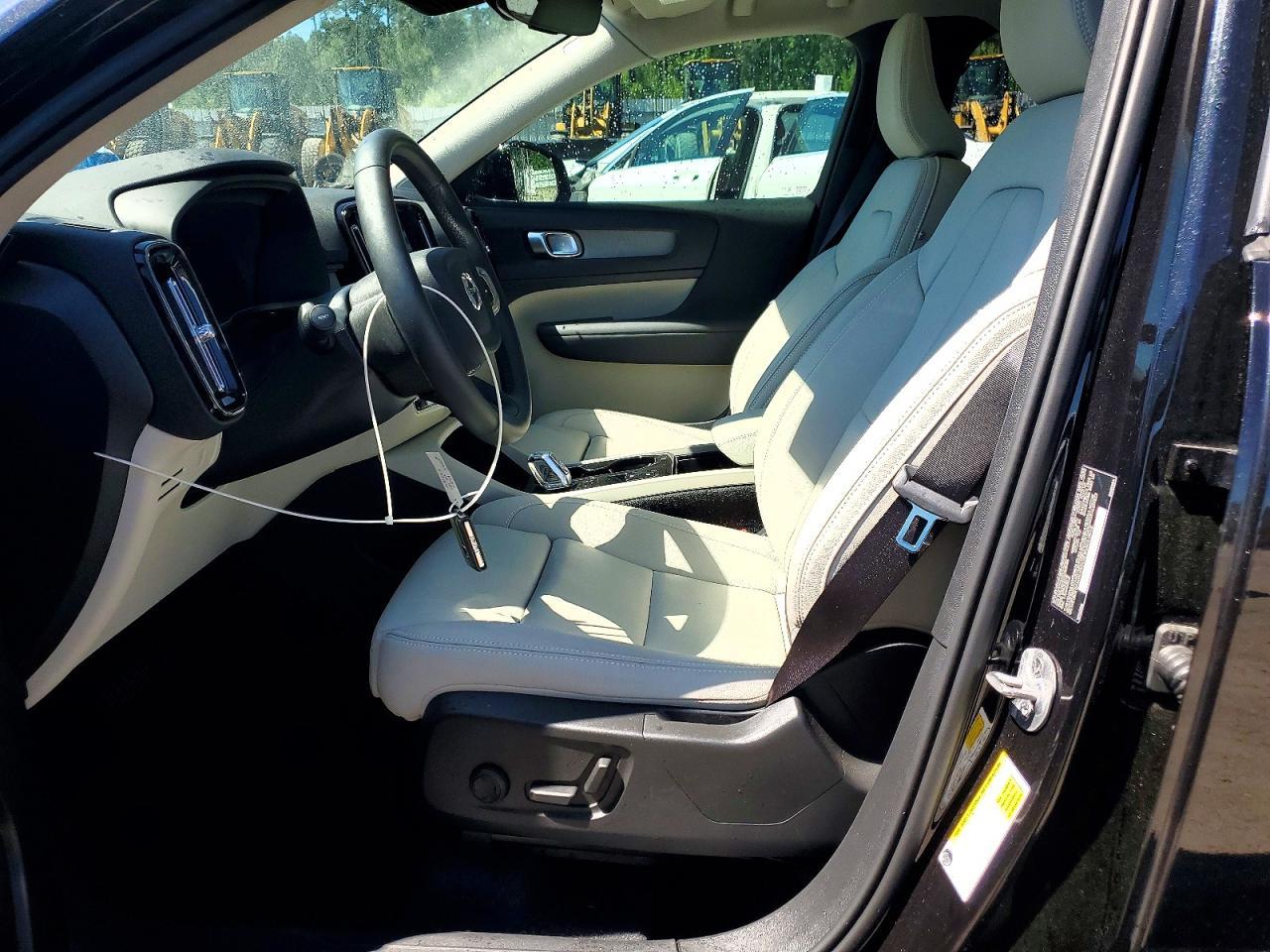 2025 VOLVO XC40