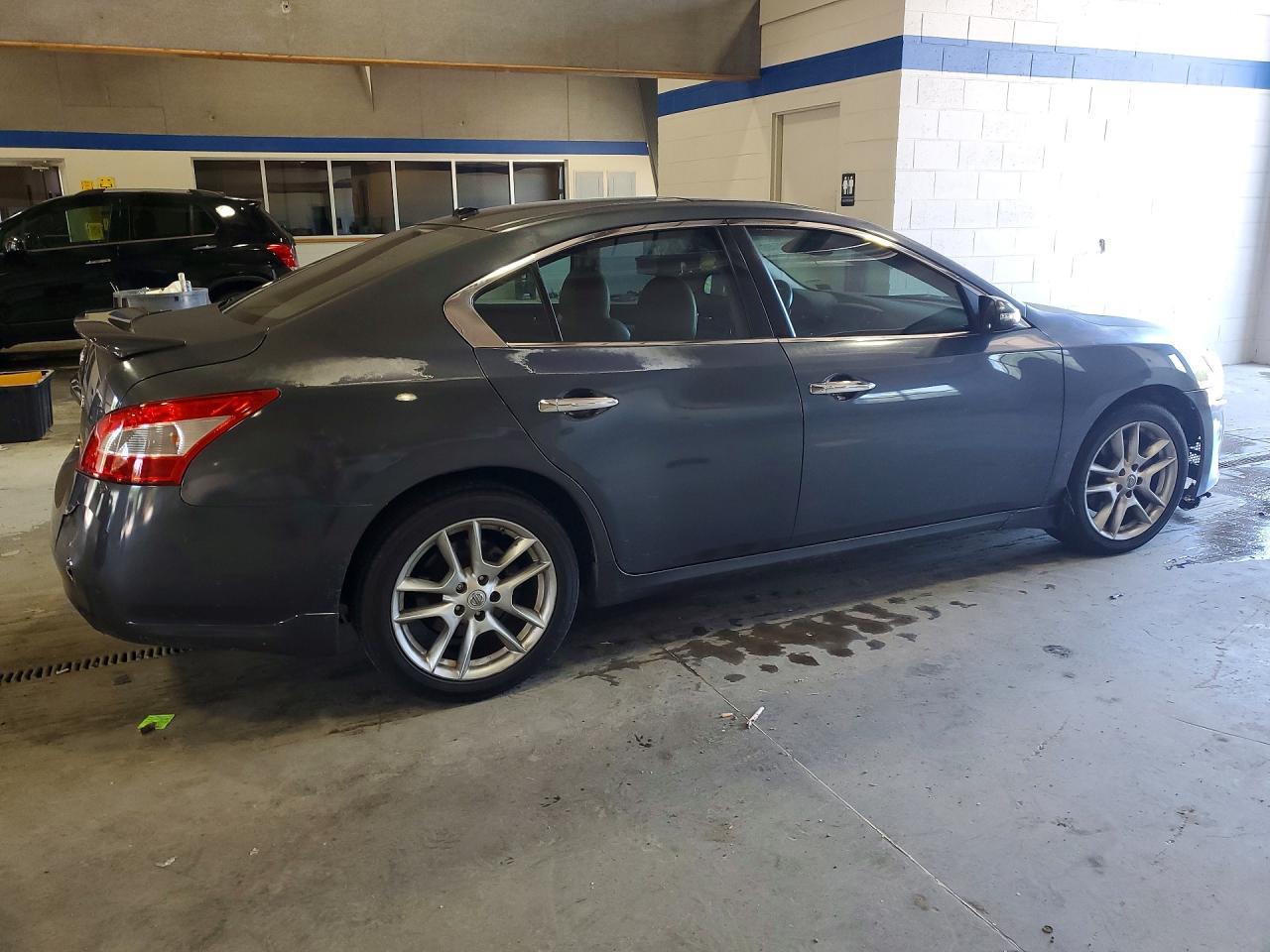 2010 NISSAN Maxima