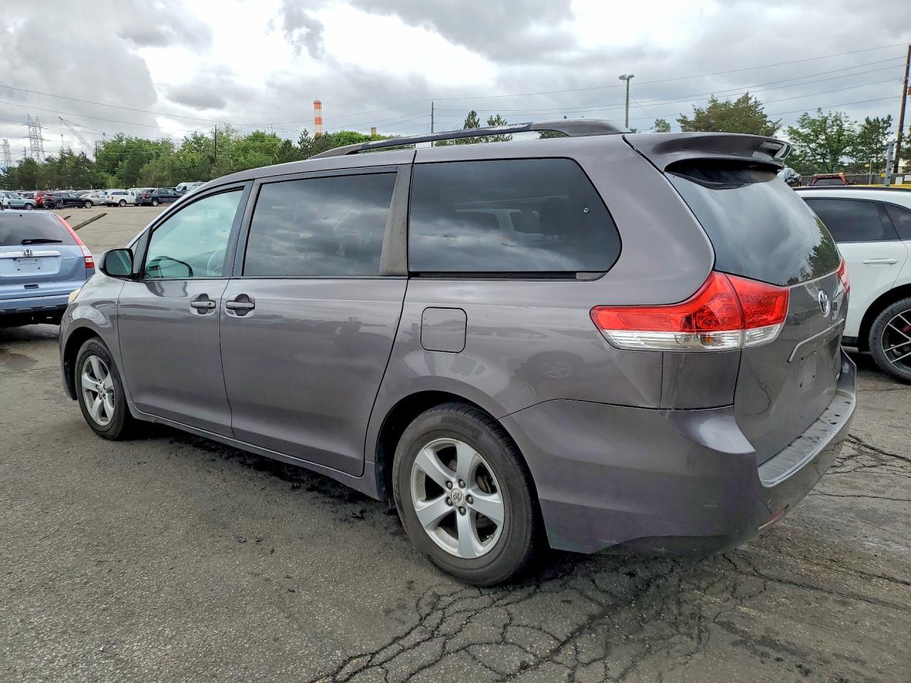 2011 TOYOTA SIENNA