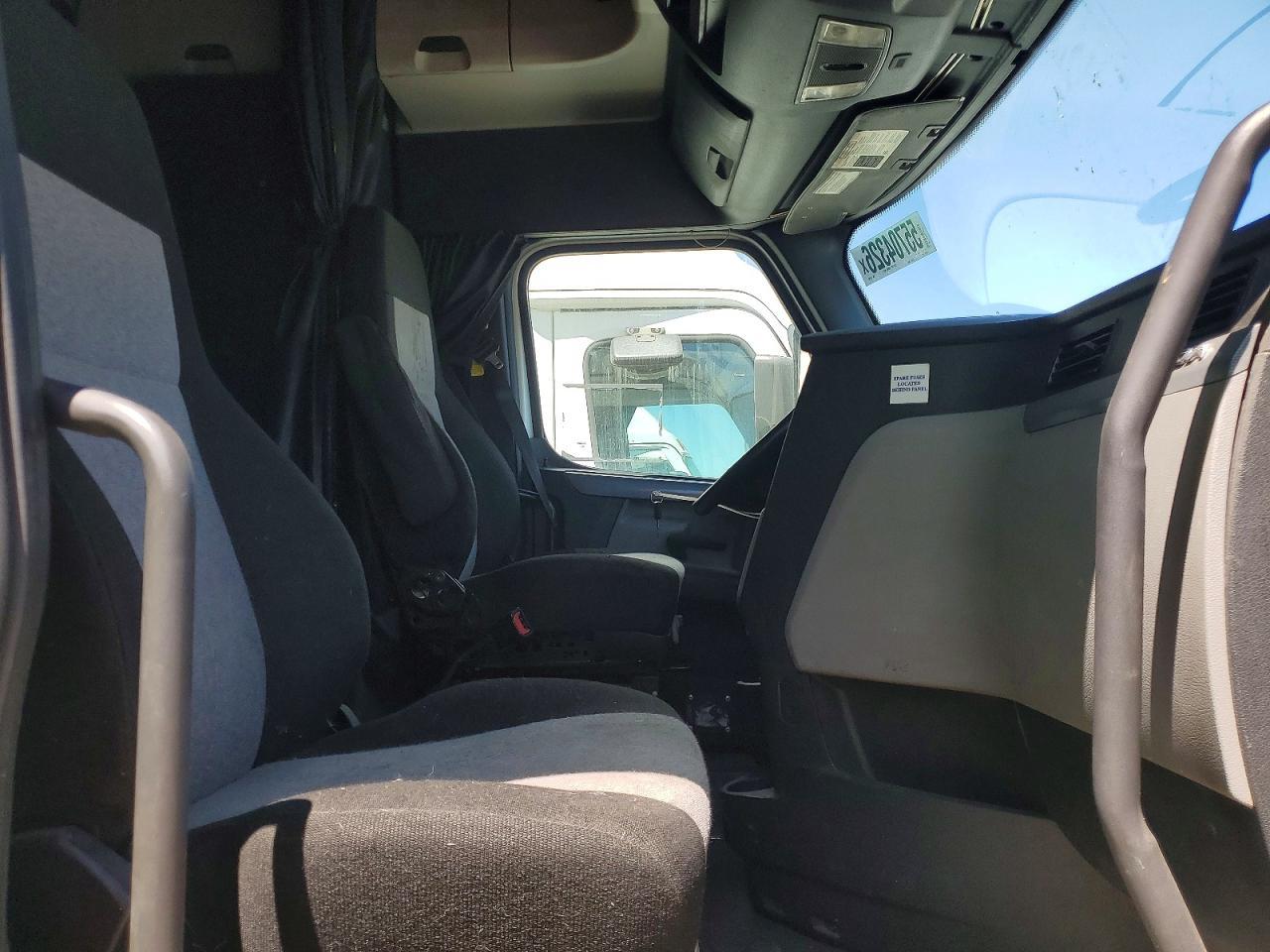 2020 FREIGHTLINER CASCADIA 126