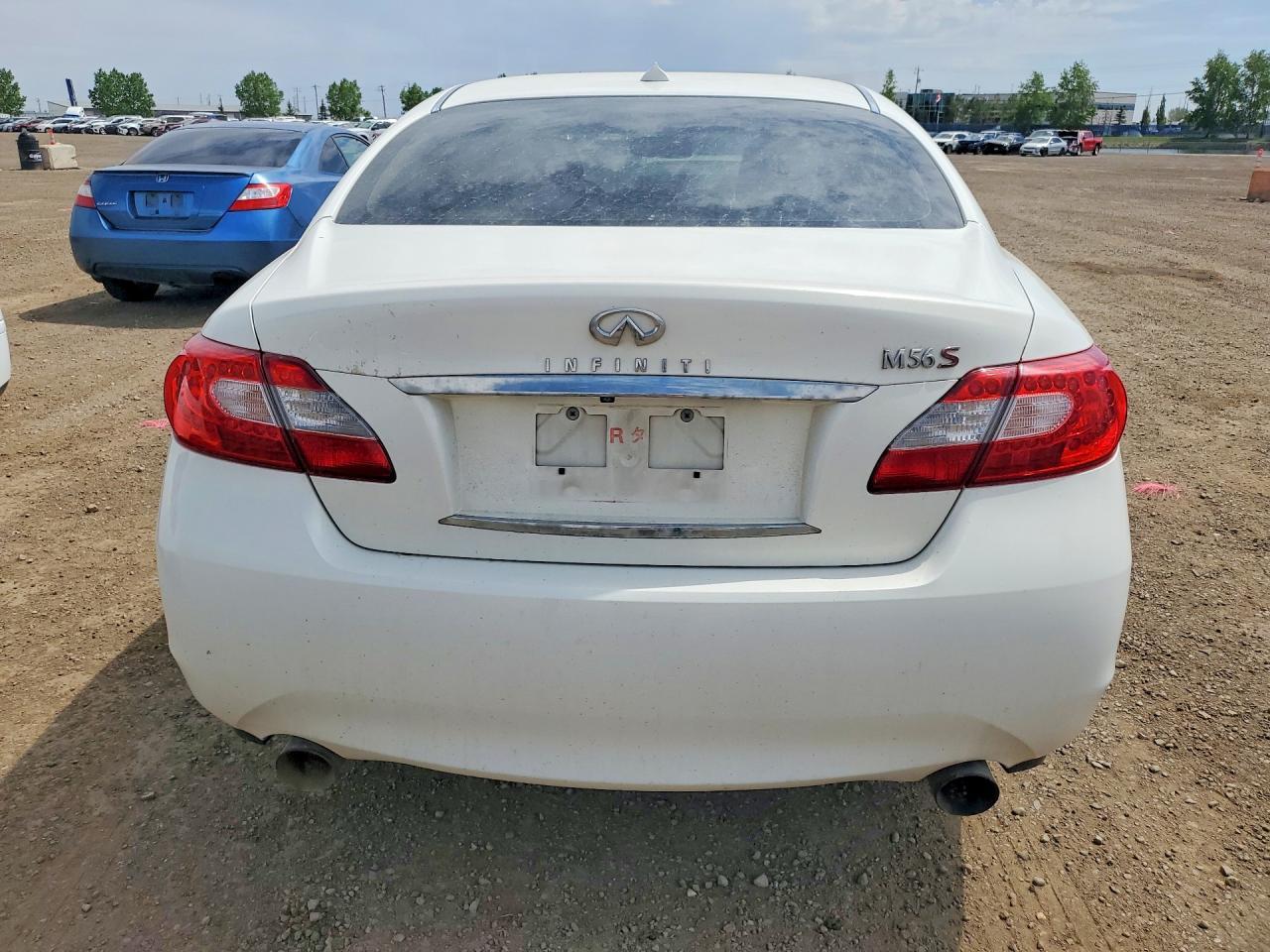 2011 INFINITI M56