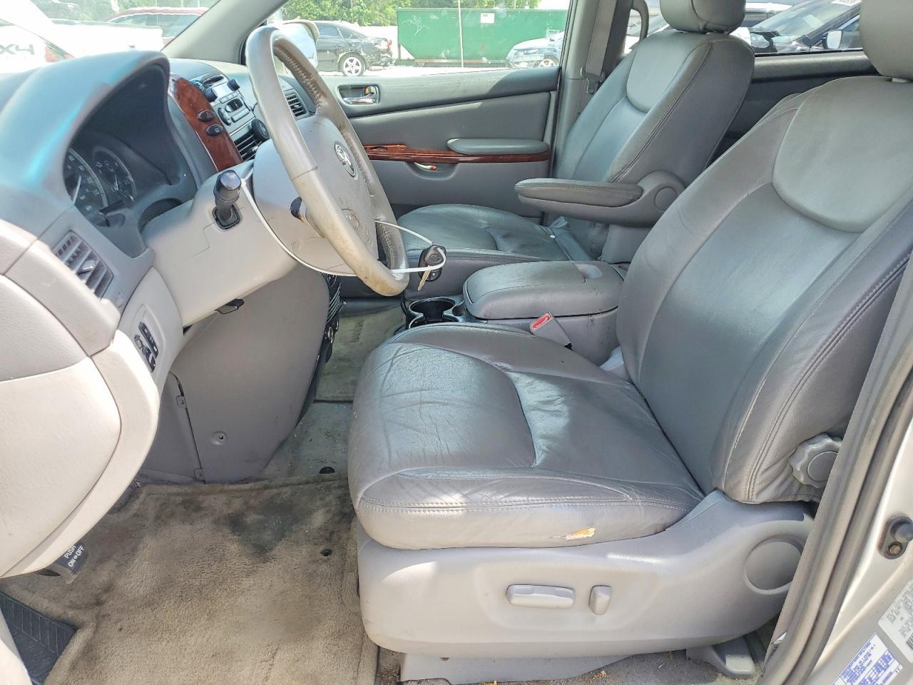 2004 TOYOTA SIENNA