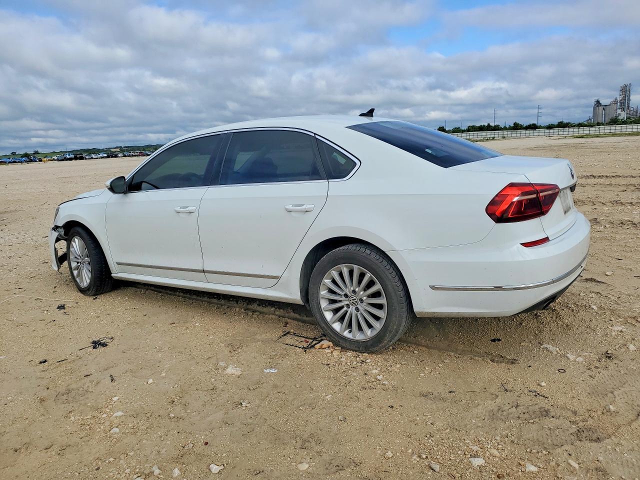2017 VOLKSWAGEN Passat
