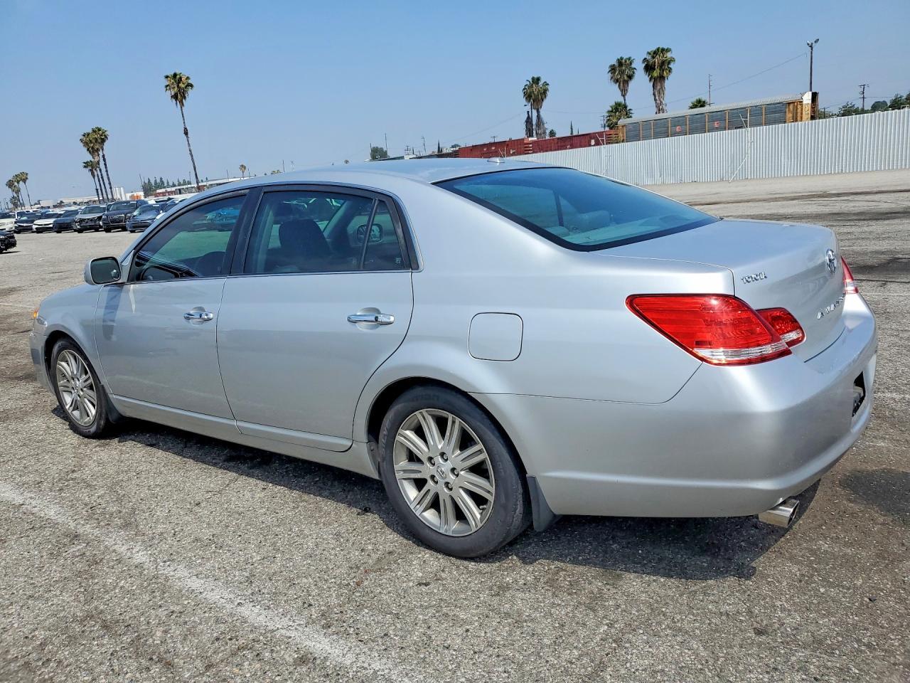 2010 TOYOTA Avalon
