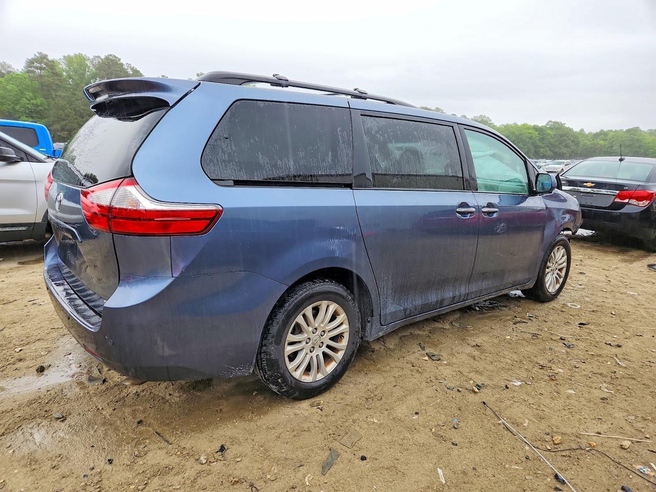2015 TOYOTA SIENNA
