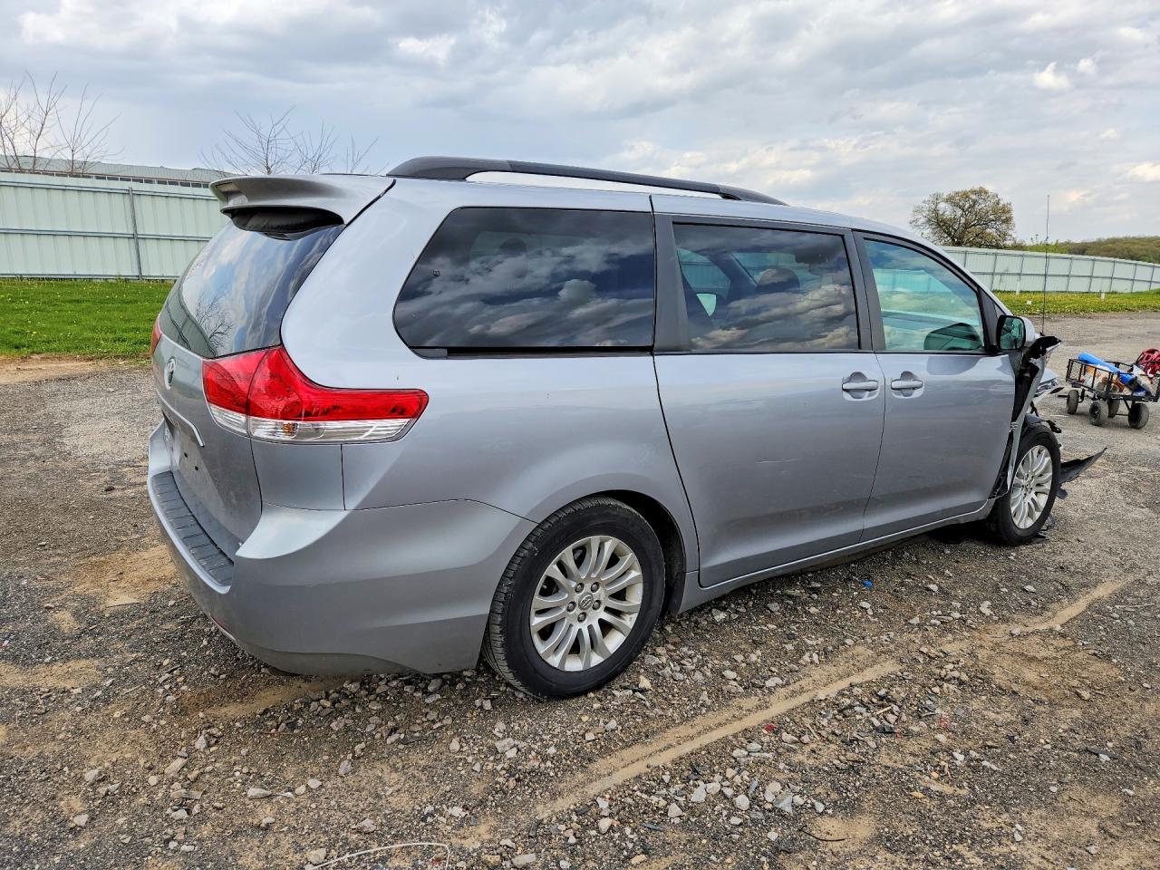 2011 TOYOTA SIENNA