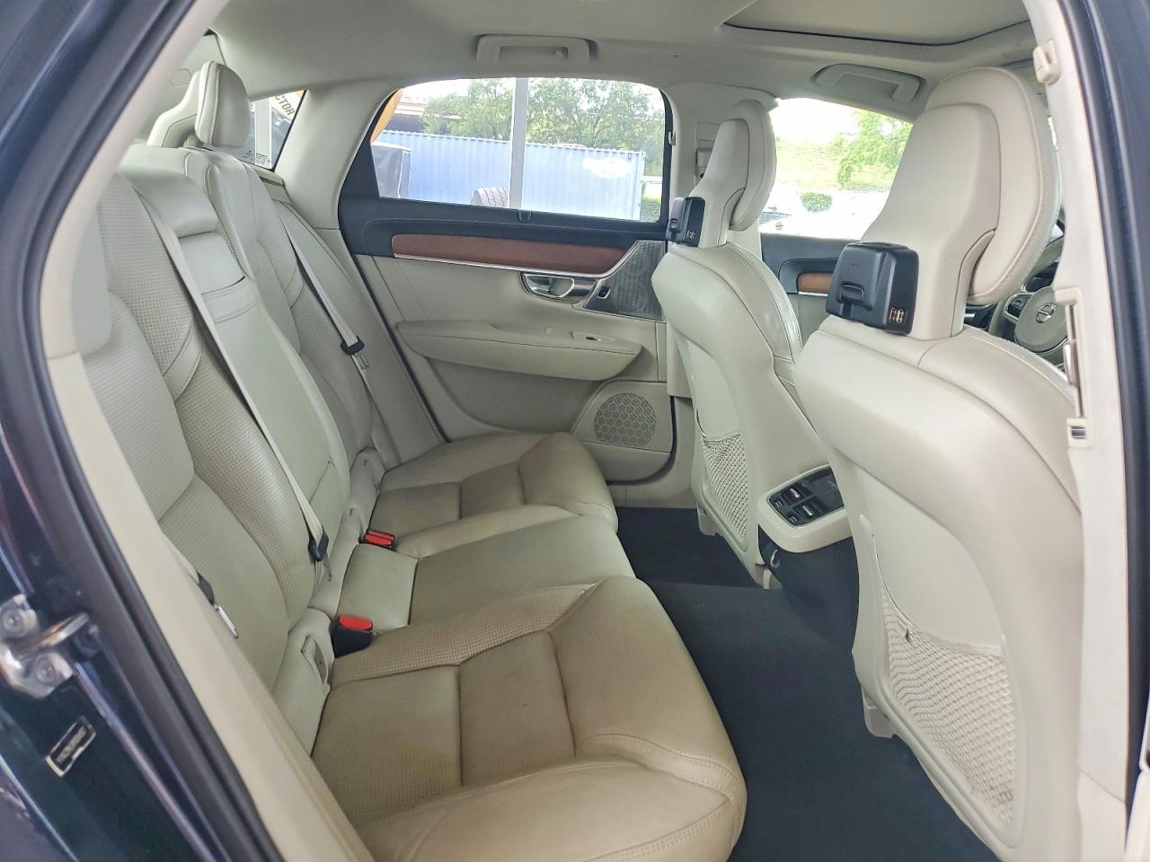 2017 VOLVO S90