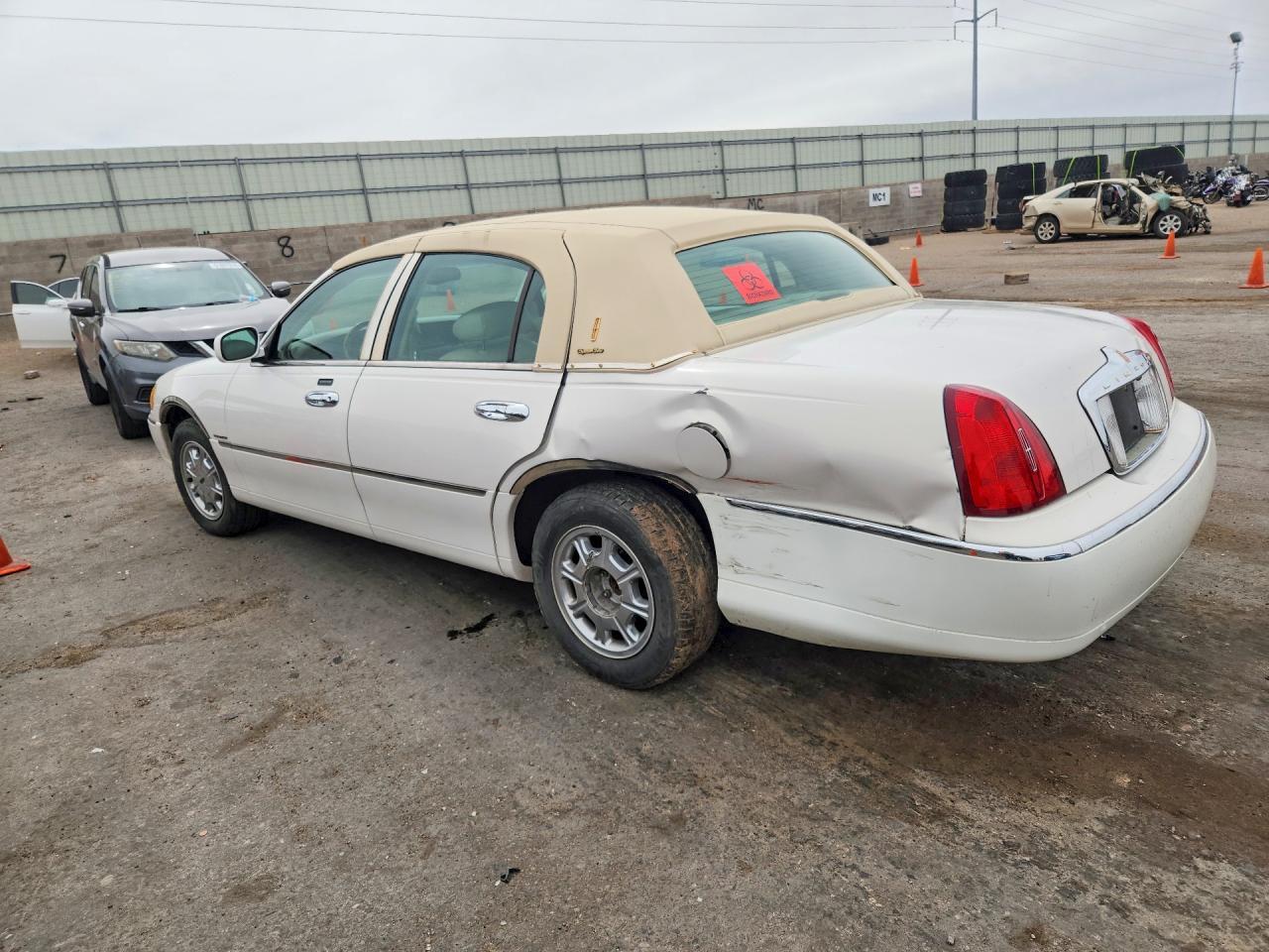 2000 LINCOLN Town Car