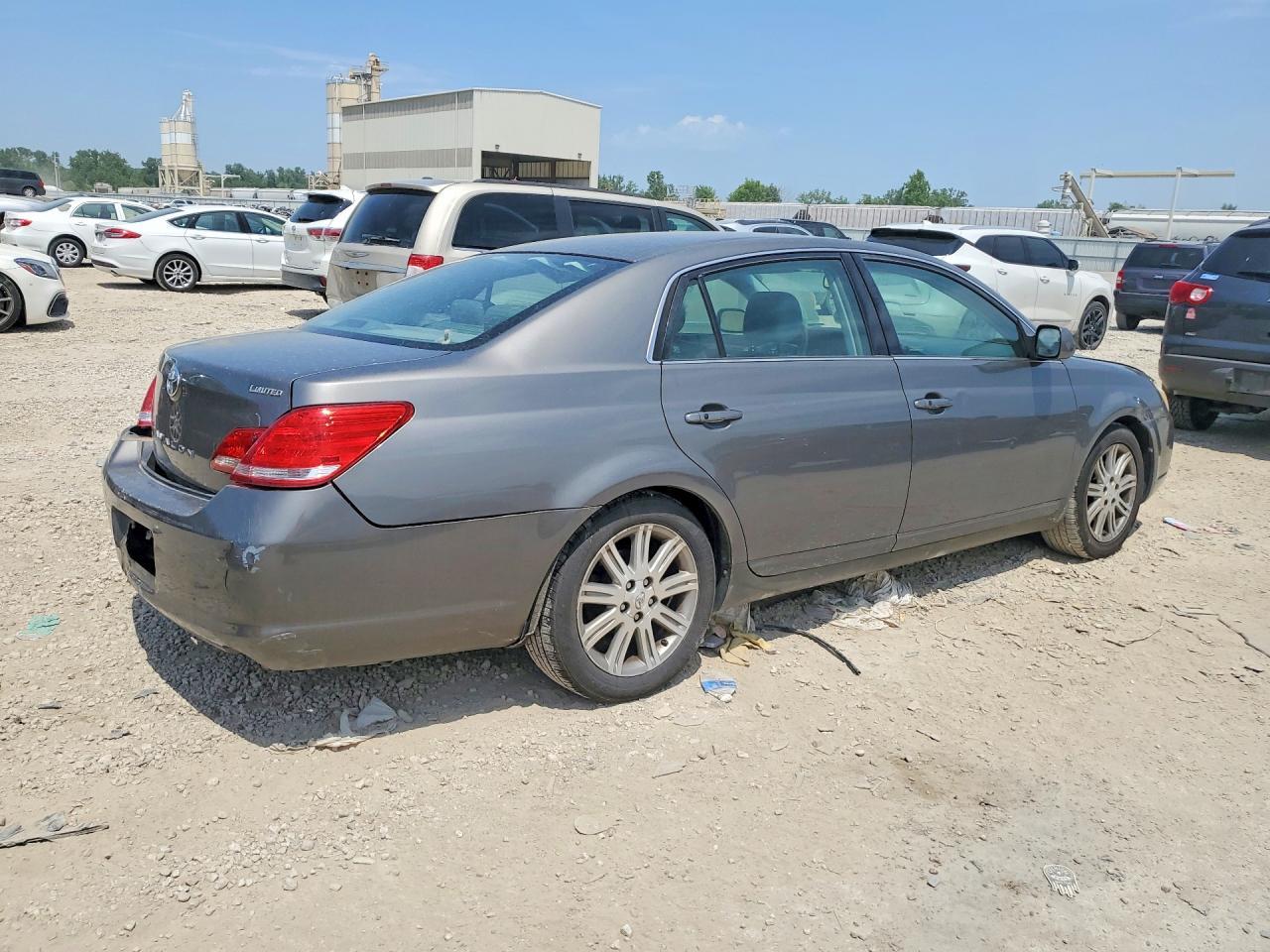 2005 TOYOTA Avalon