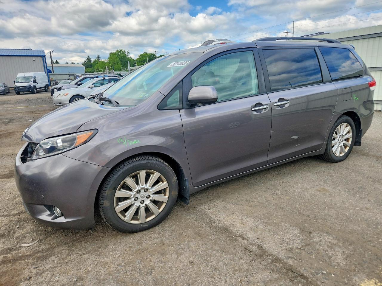 2011 TOYOTA SIENNA
