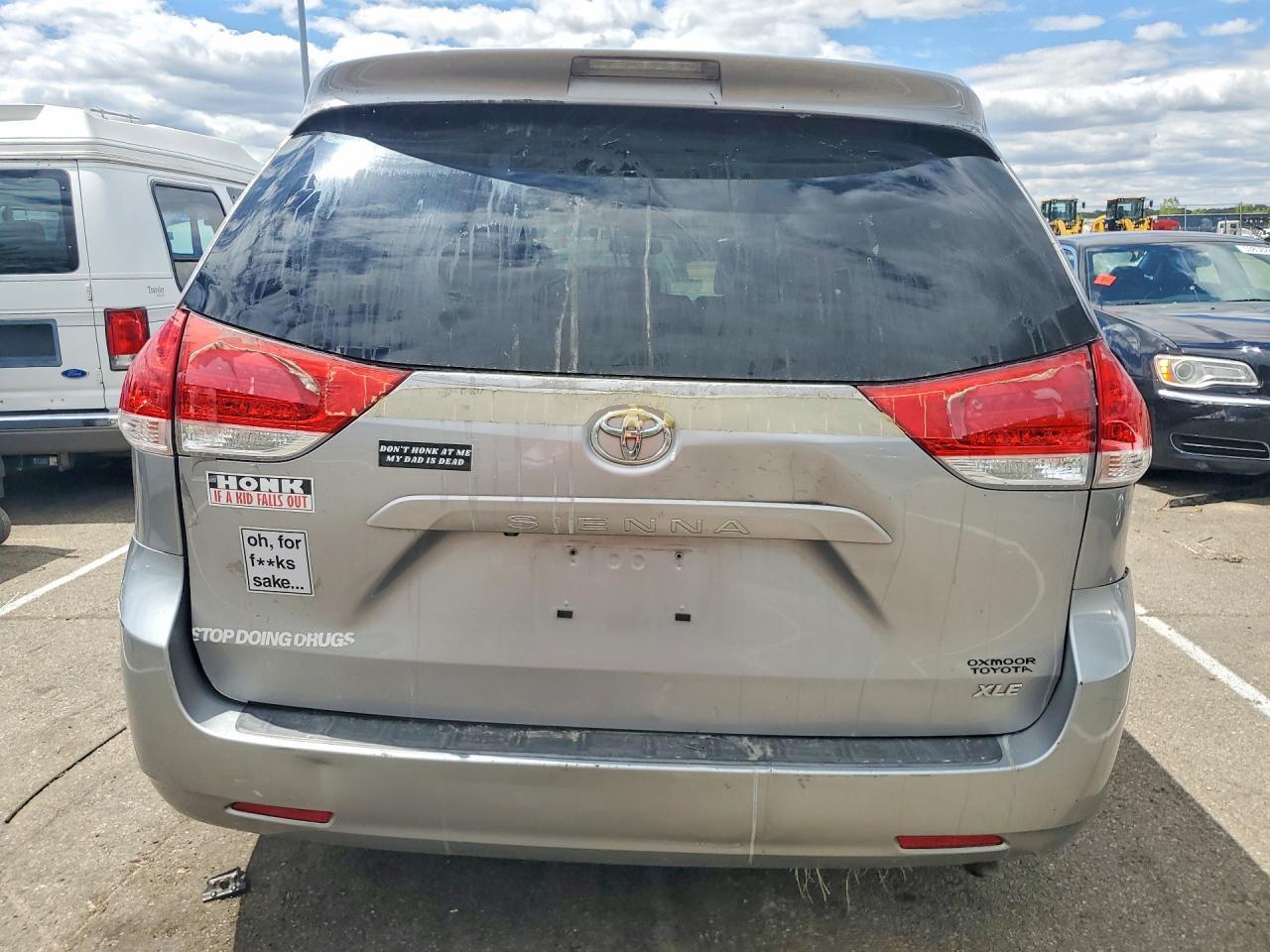 2011 TOYOTA SIENNA