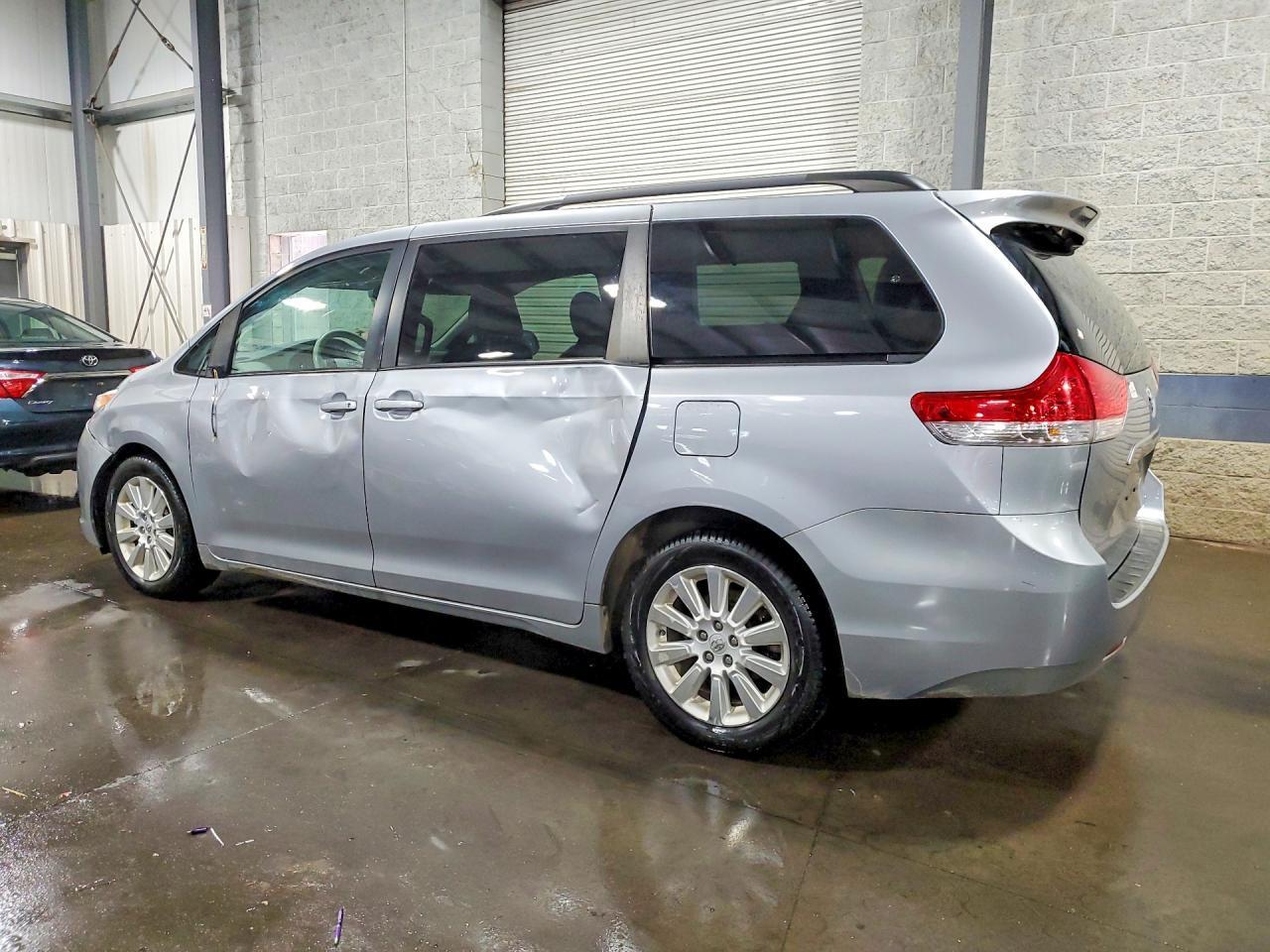2011 TOYOTA SIENNA