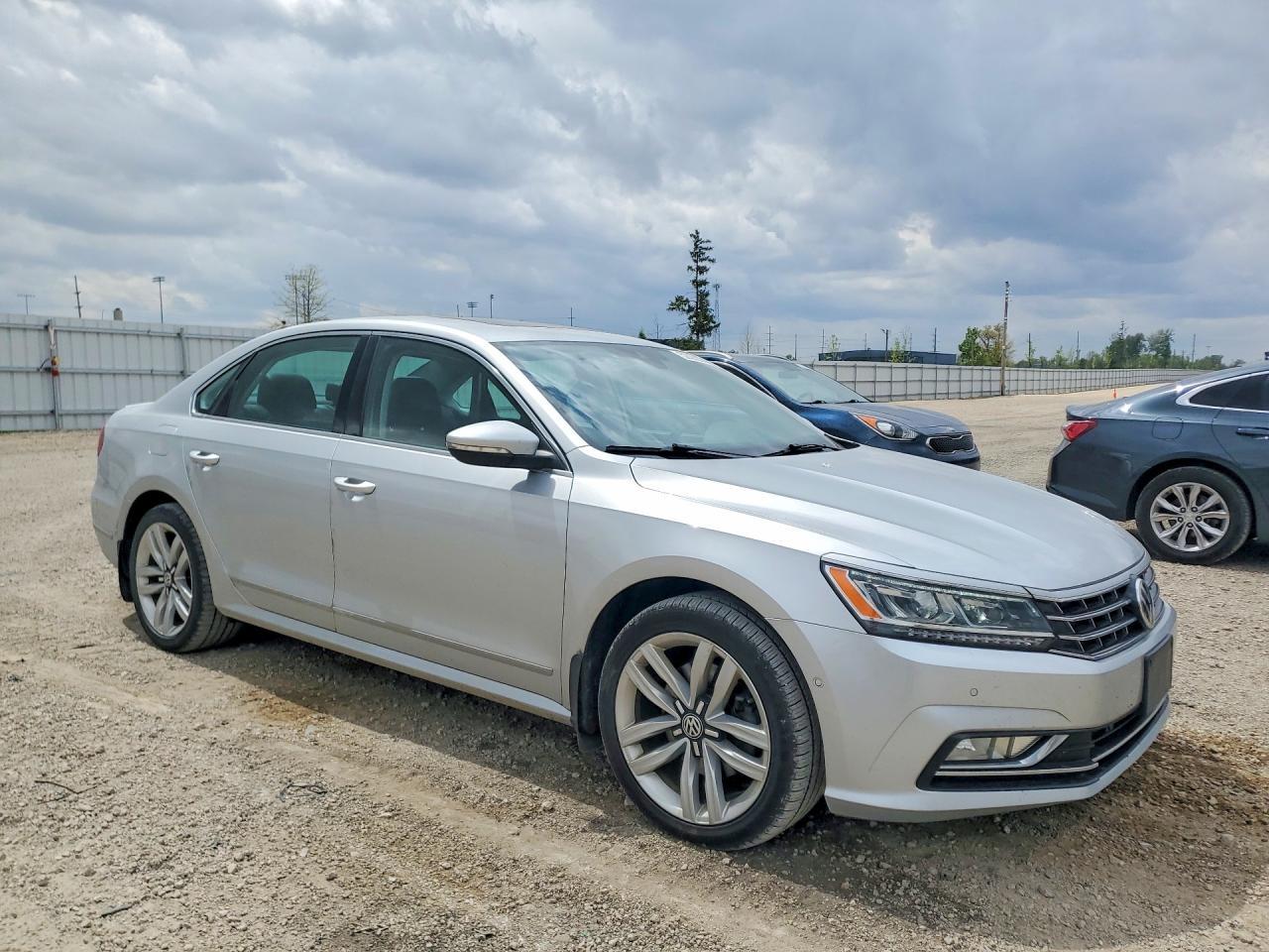 2016 VOLKSWAGEN Passat