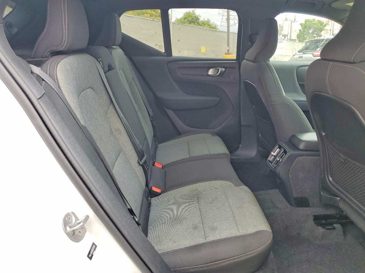 2024 VOLVO XC40