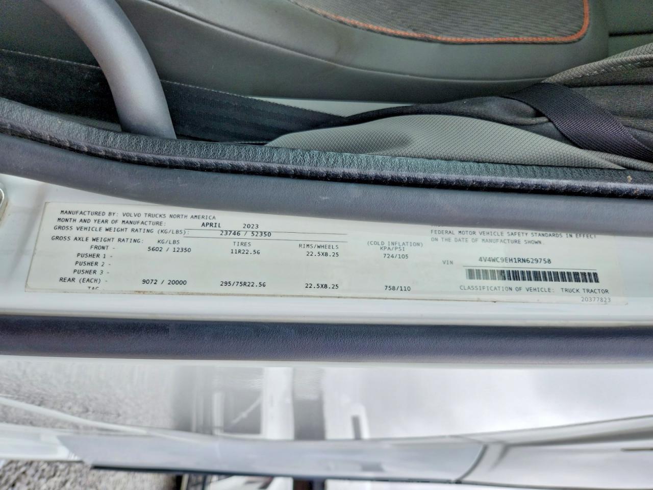 2024 VOLVO VNR