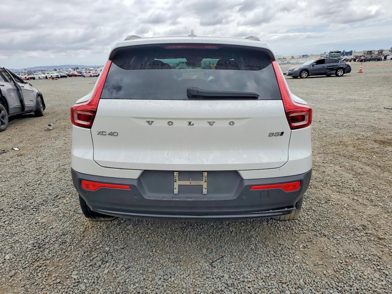 2024 VOLVO XC40