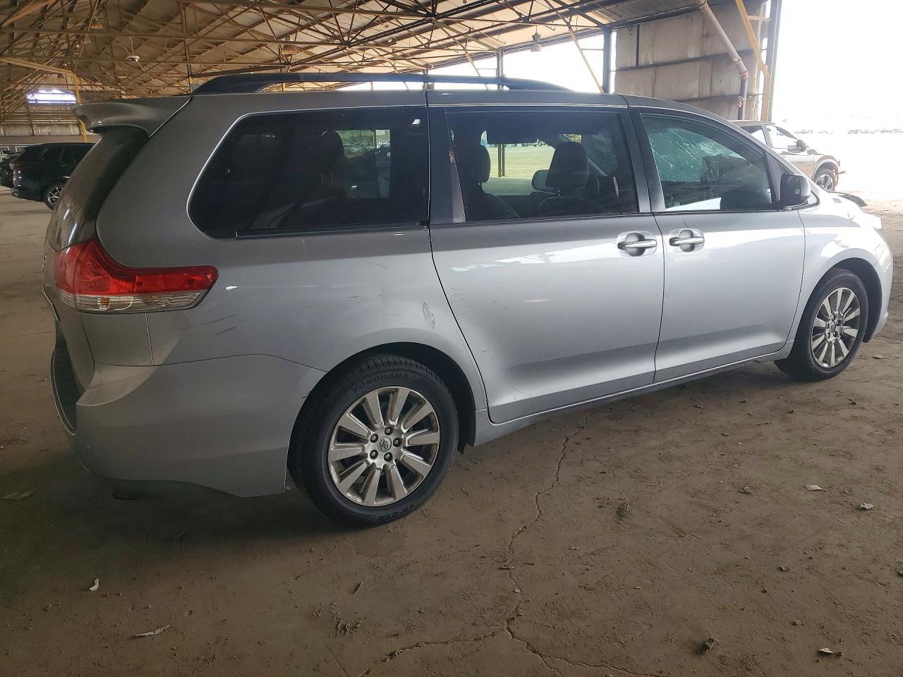 2013 TOYOTA SIENNA