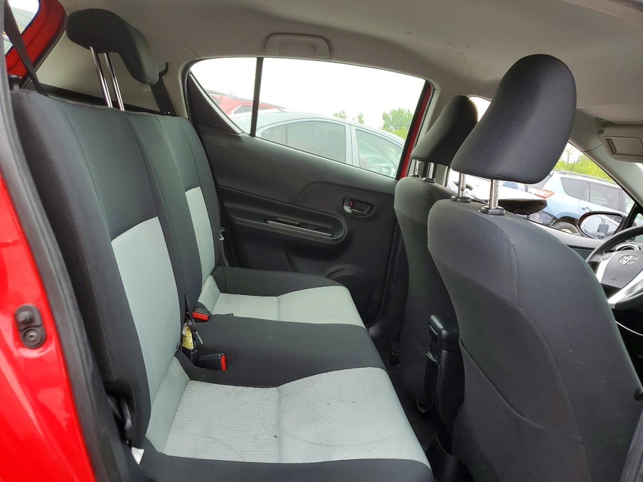 2016 TOYOTA Prius c