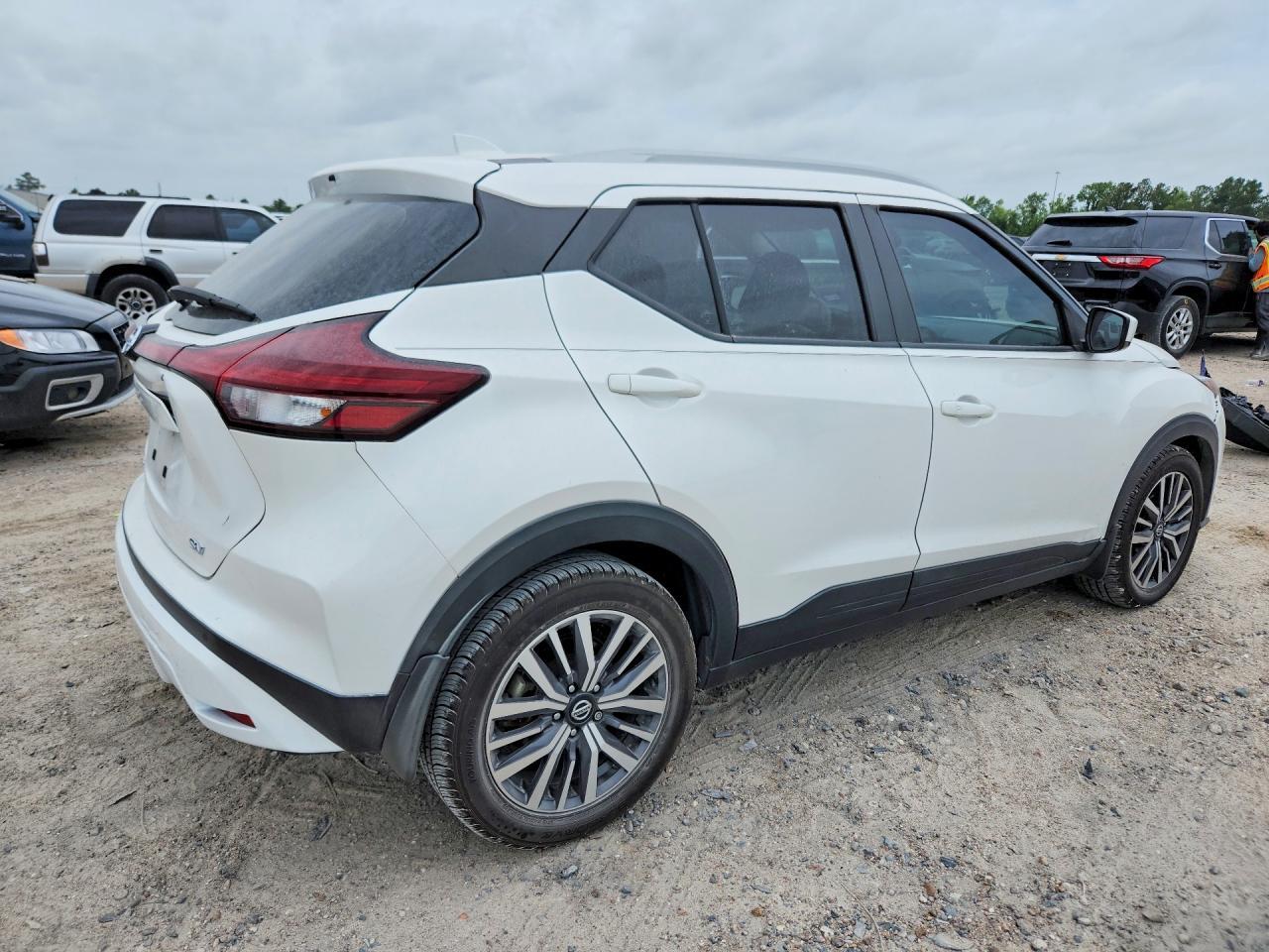 2021 NISSAN KICKS