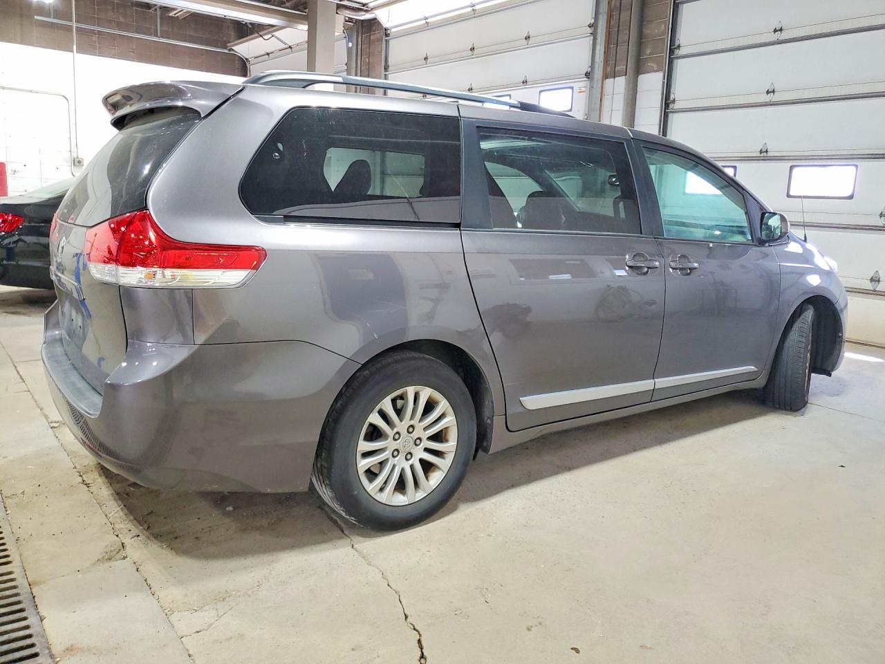 2011 TOYOTA SIENNA