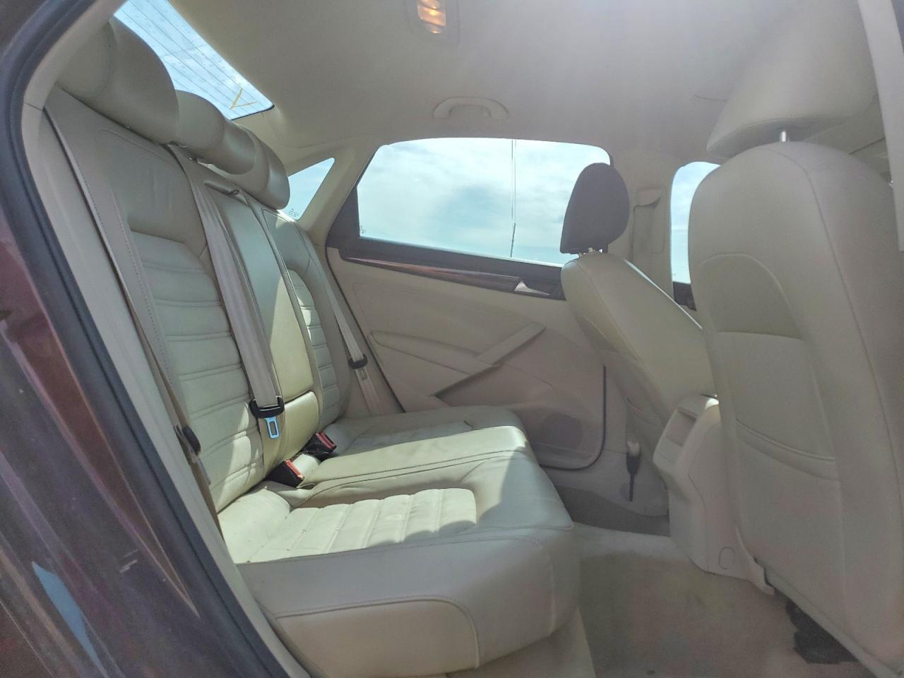 2012 VOLKSWAGEN Passat